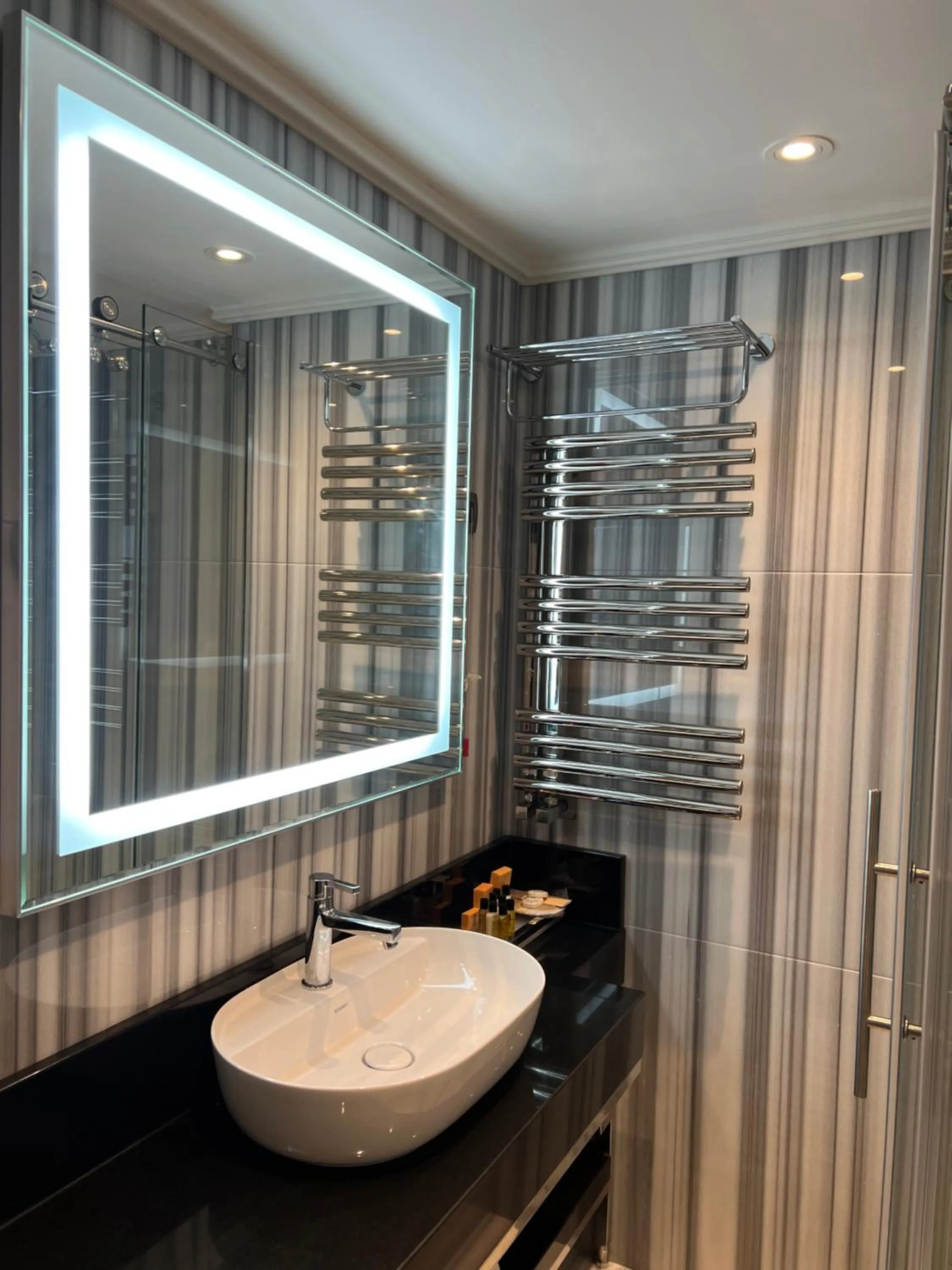 Bathroom in MANORS HOTEL