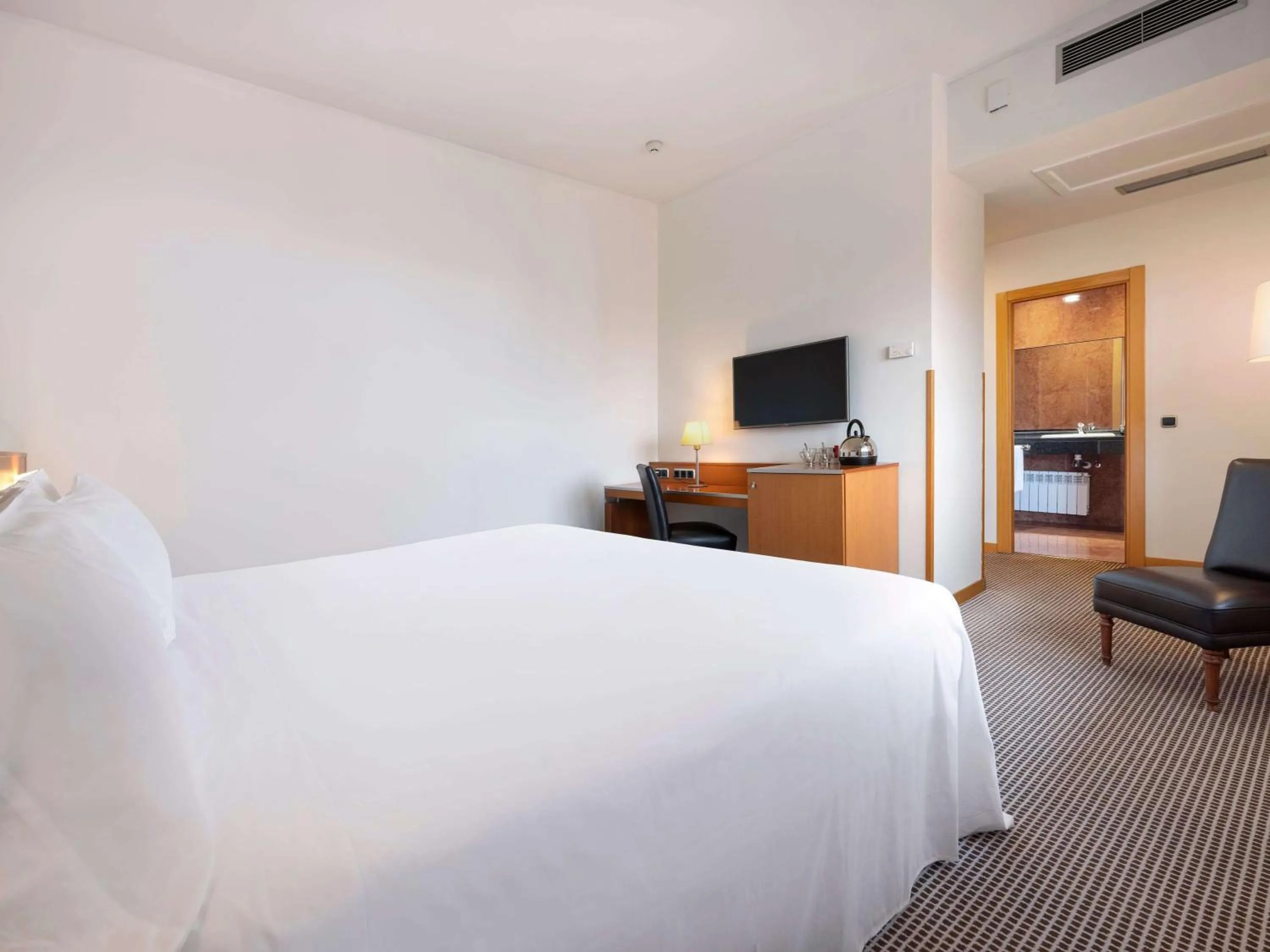 Bedroom, Bed in Hotel Zentral León