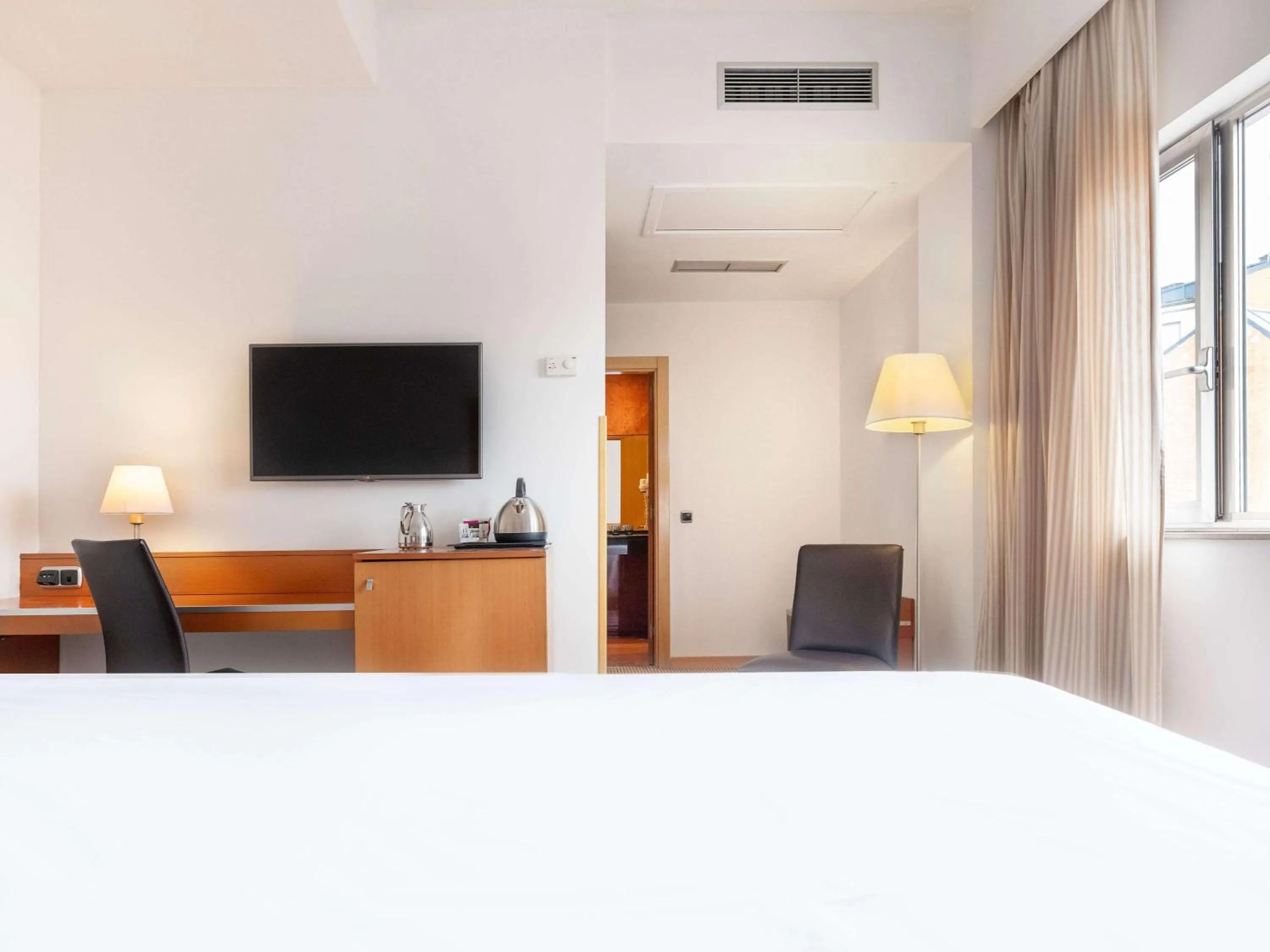 Bedroom, Bed in Hotel Zentral León