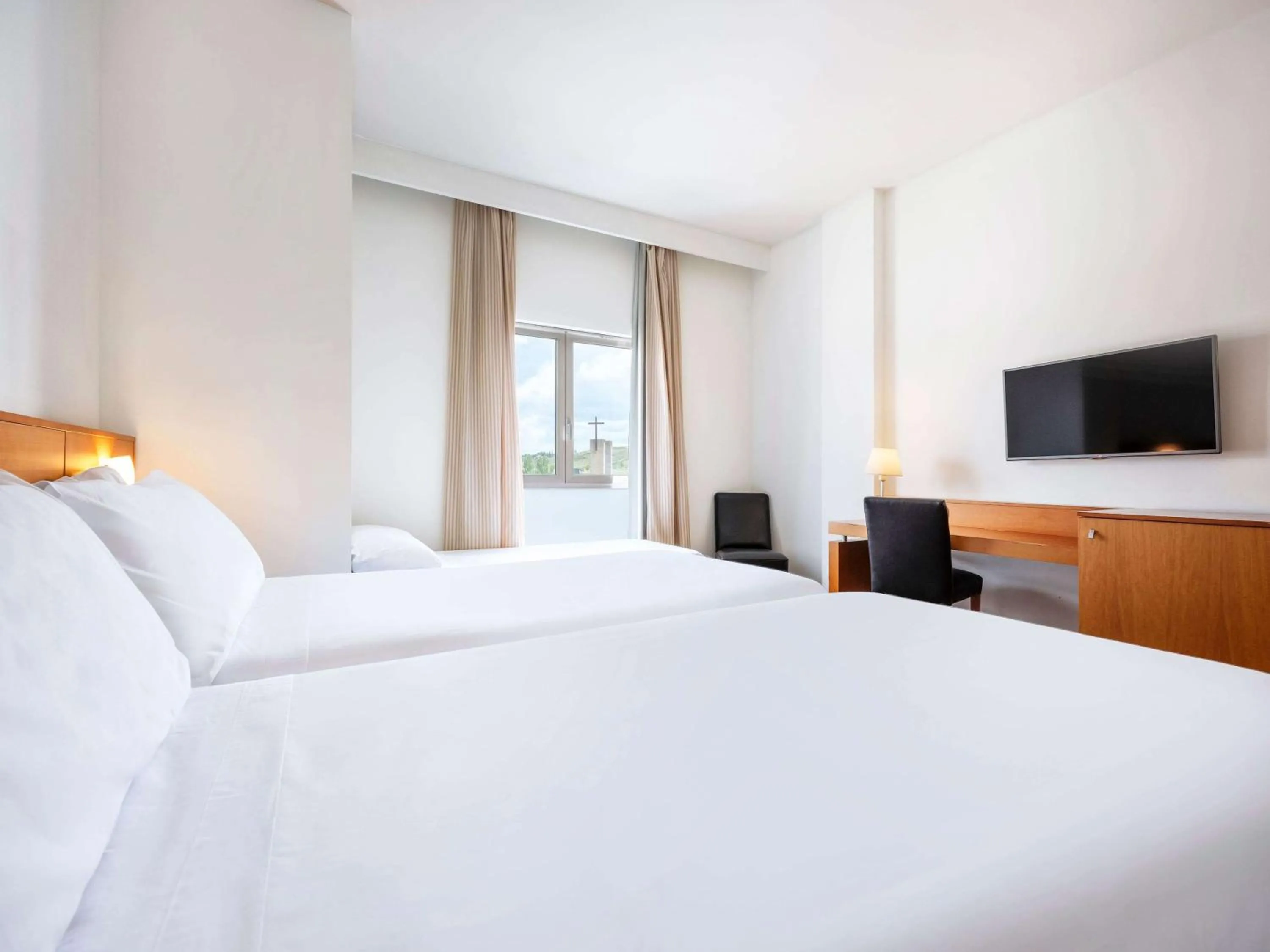 Bedroom, Bed in Hotel Zentral León