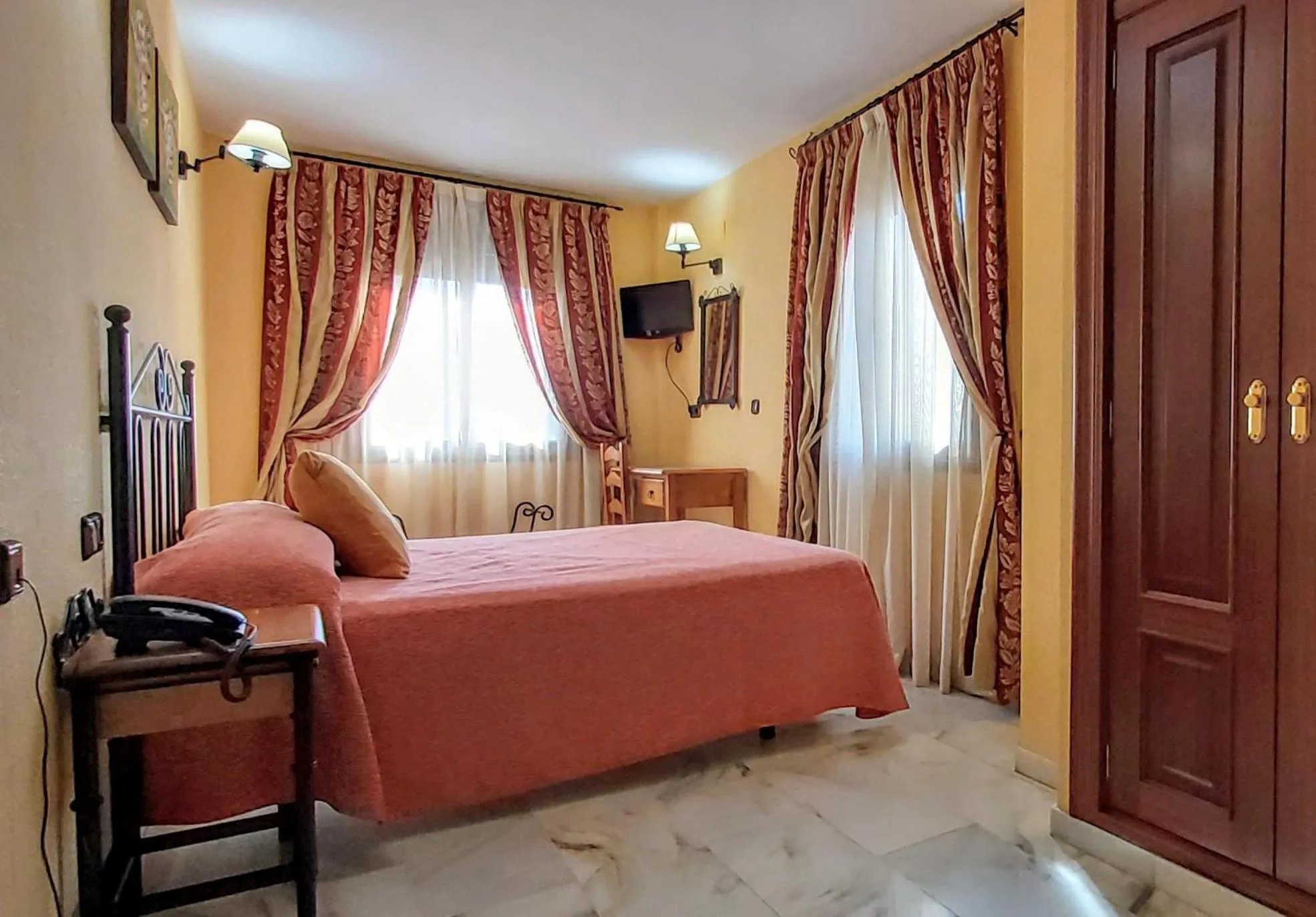 Photo of the whole room, Bed in Hotel Averroes