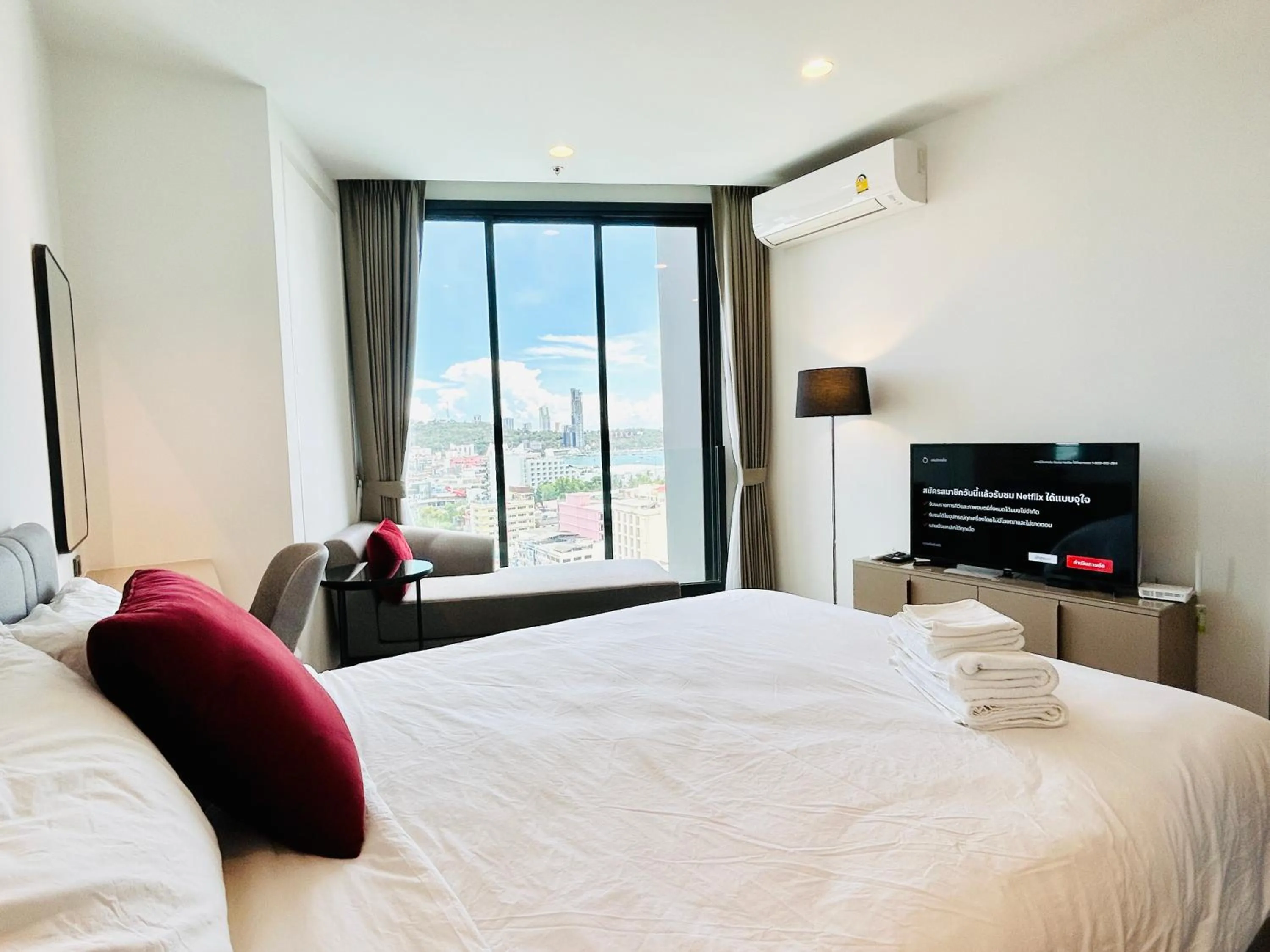 Bed in Edge Central Pattaya By YoYo