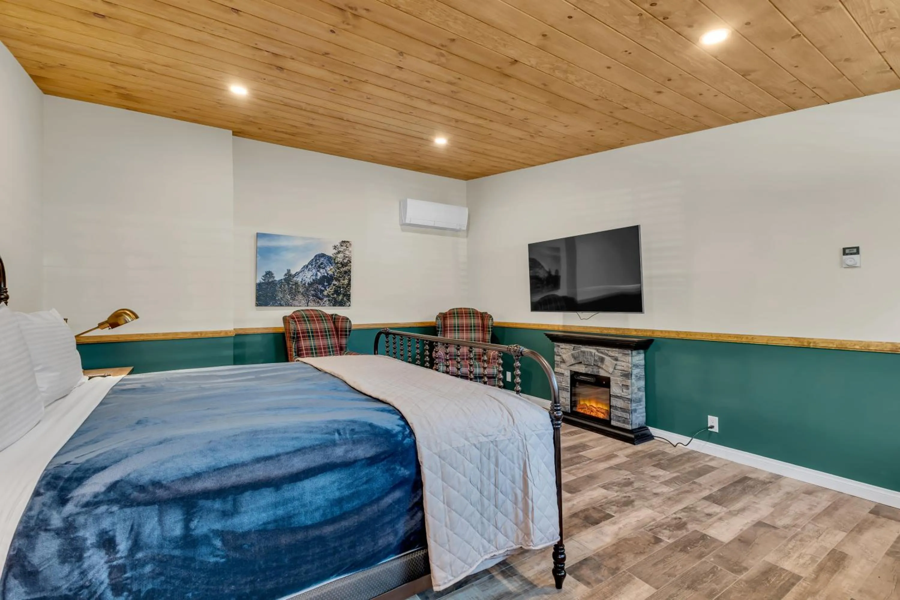 Bed in Idyllwild Inn