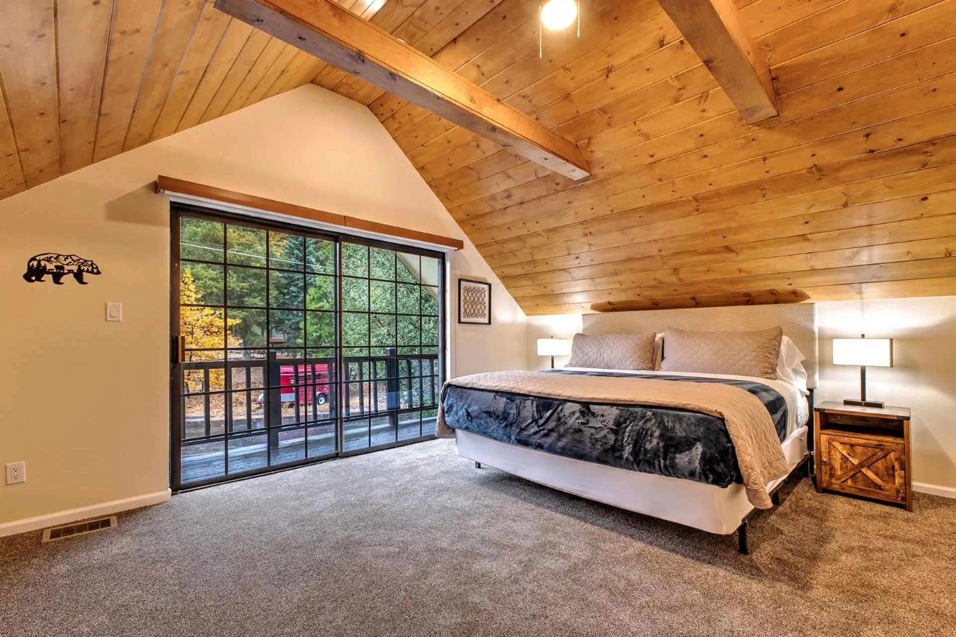 Bed in Idyllwild Inn