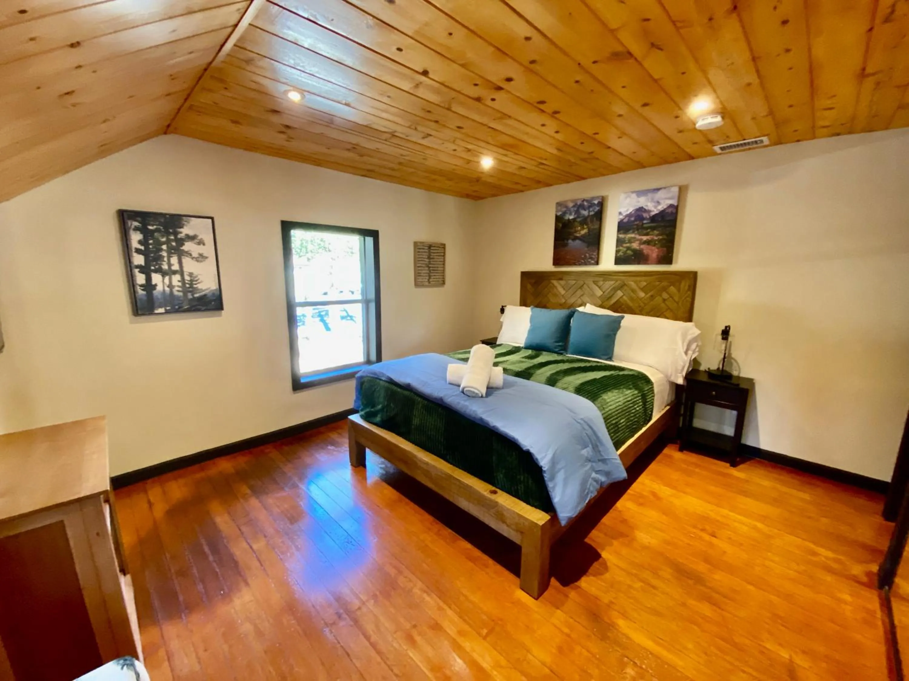 Bed in Idyllwild Inn