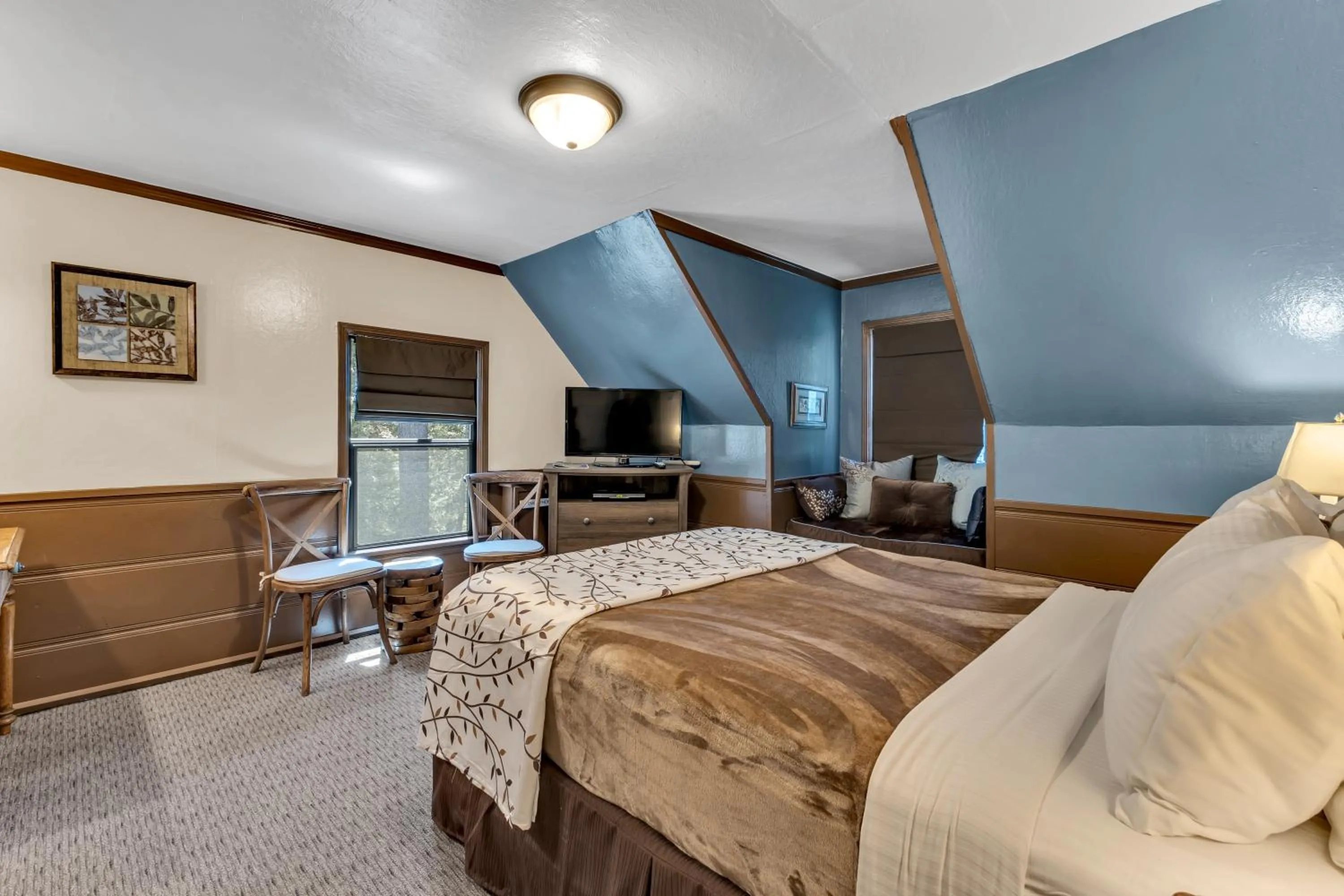 Bed in Idyllwild Inn