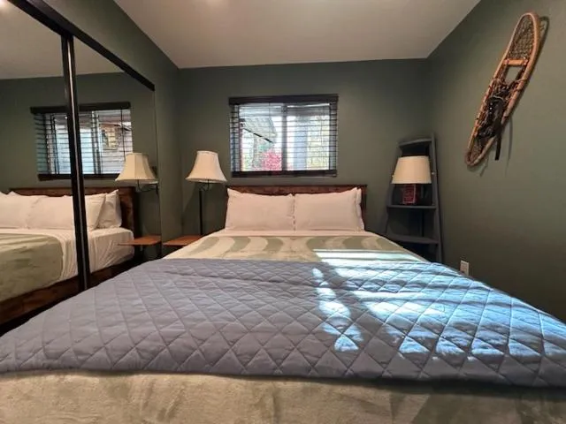 Bed in Idyllwild Inn