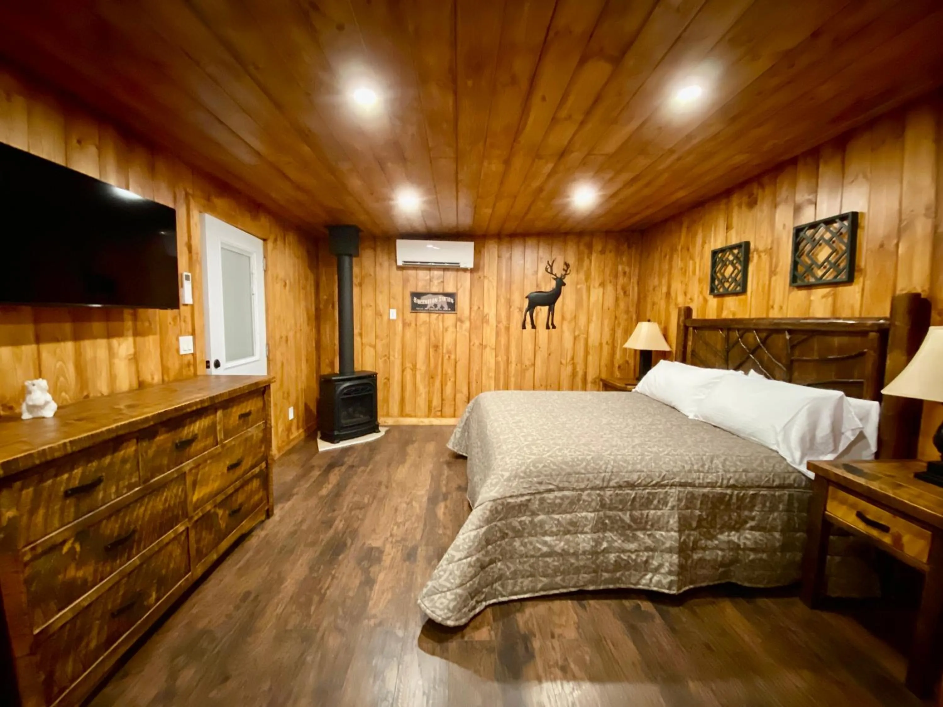 Bed in Idyllwild Inn