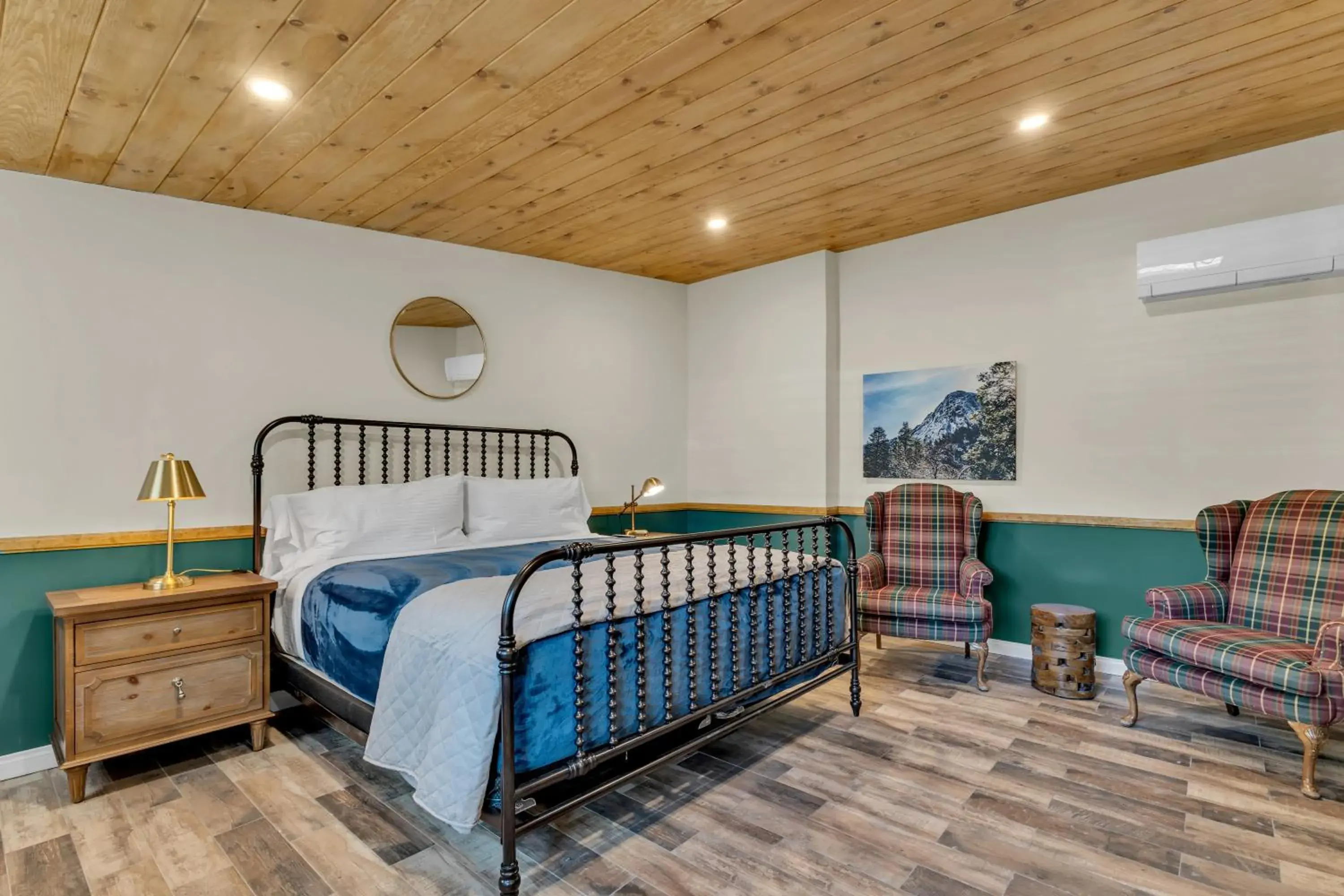 Bed in Idyllwild Inn Bed in Idyllwild Inn