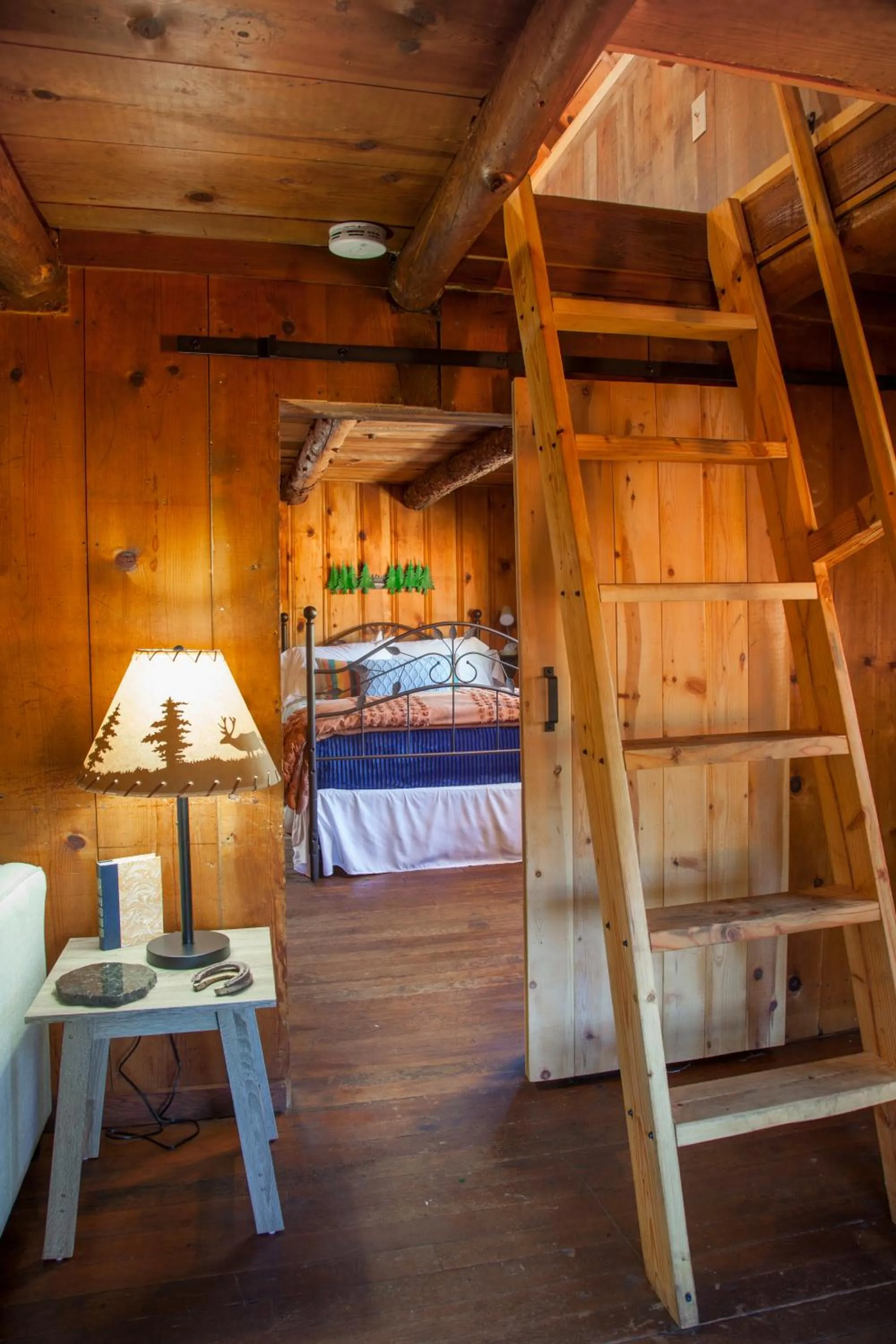 Bed in Idyllwild Inn