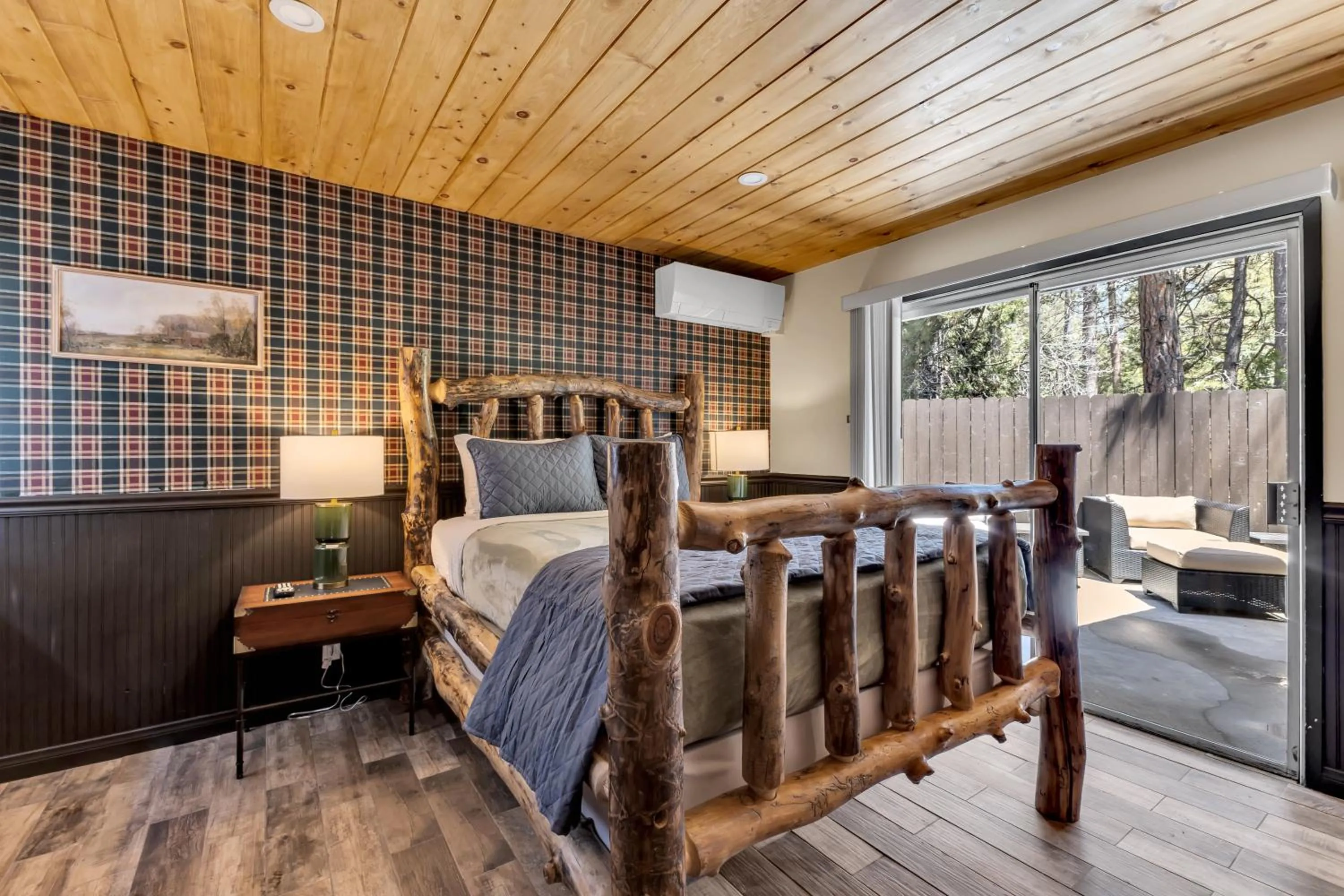 Bed in Idyllwild Inn