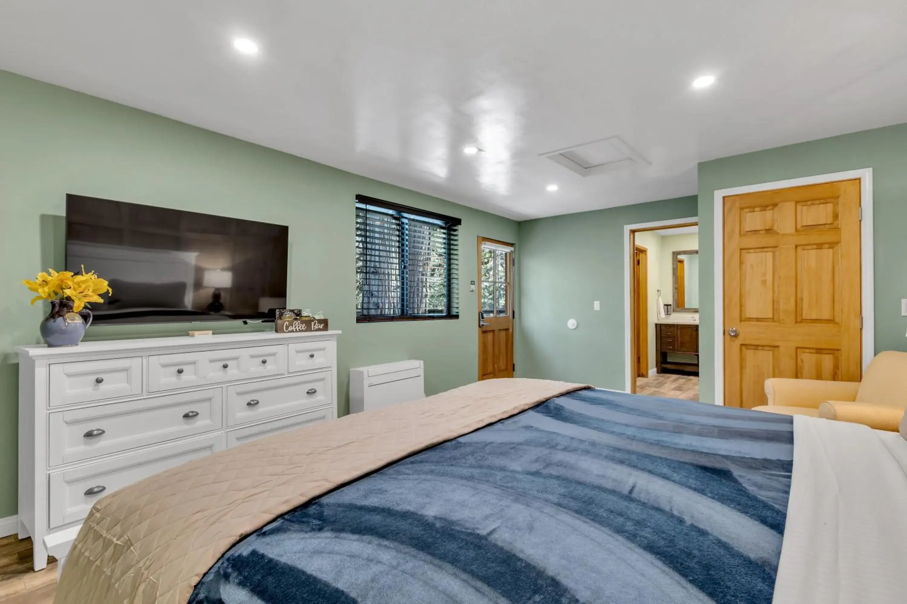 Bed in Idyllwild Inn Bed in Idyllwild Inn