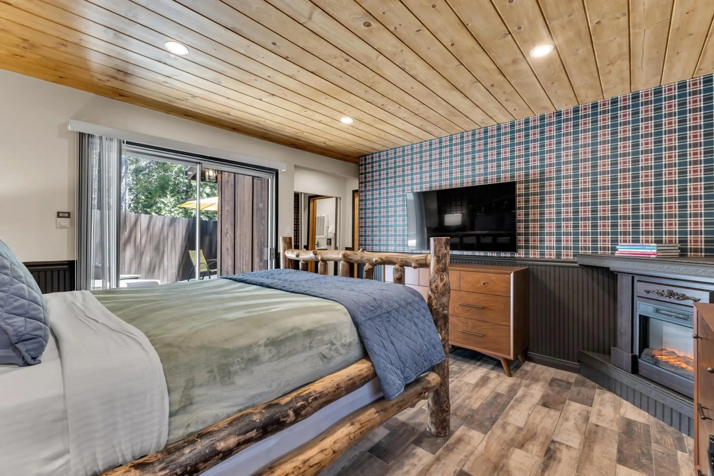 Bed in Idyllwild Inn Bed in Idyllwild Inn