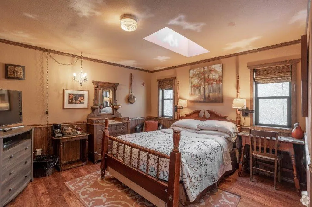 Bed in Idyllwild Inn