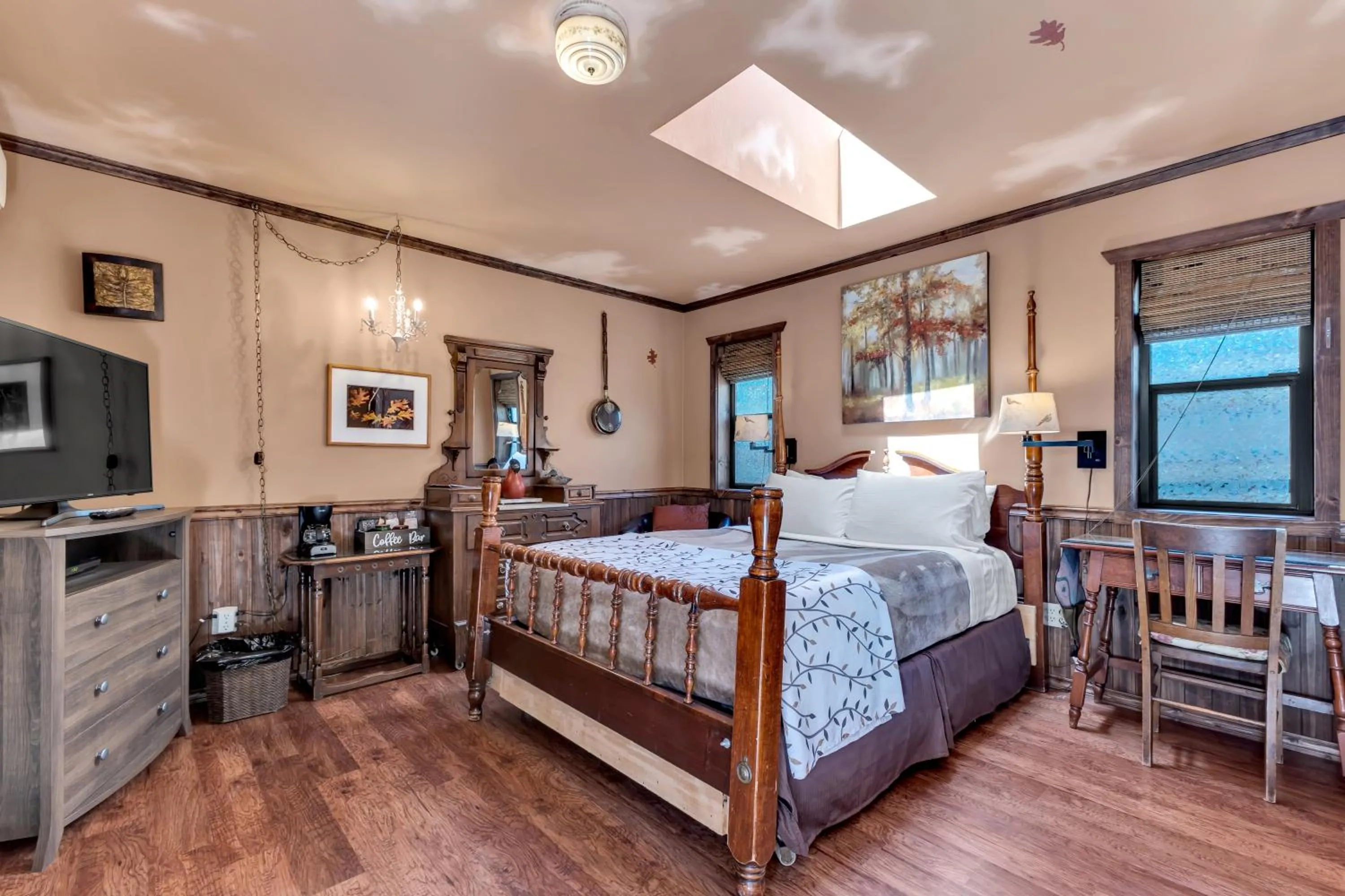 Bed in Idyllwild Inn