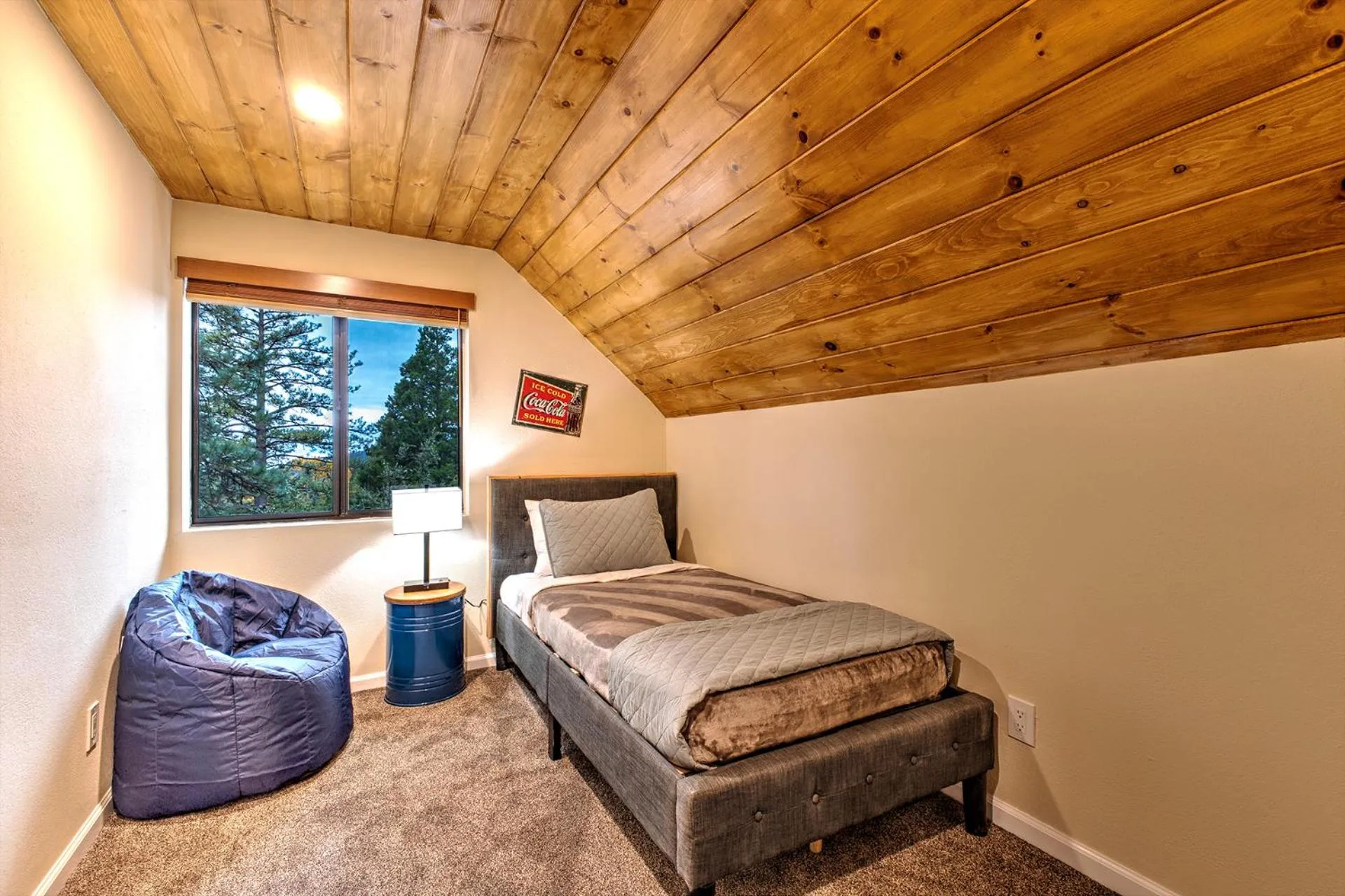 Bed in Idyllwild Inn