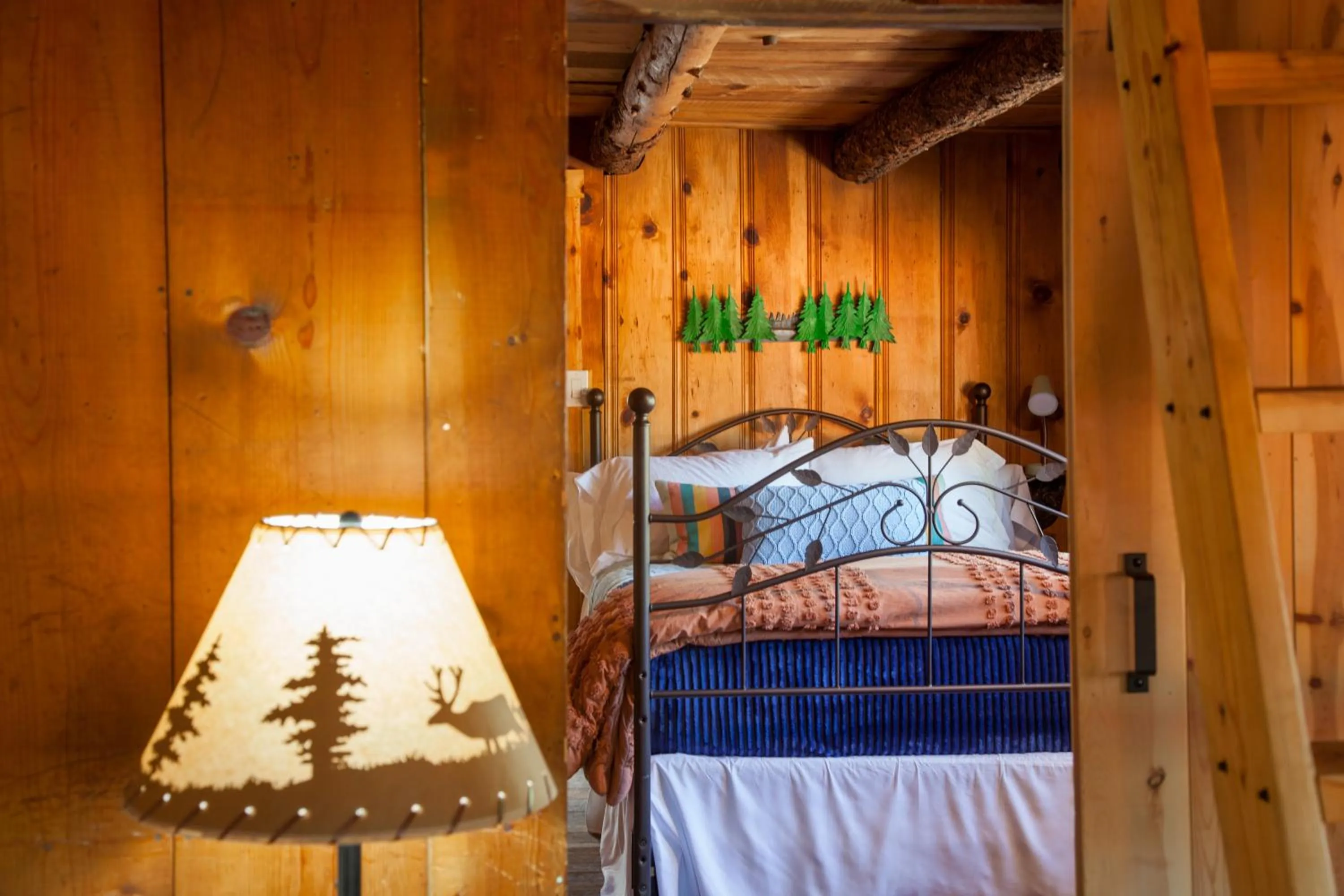 Bed in Idyllwild Inn