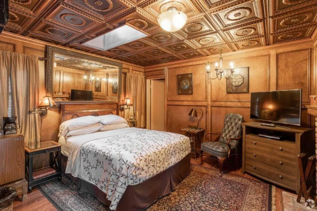 Bed in Idyllwild Inn