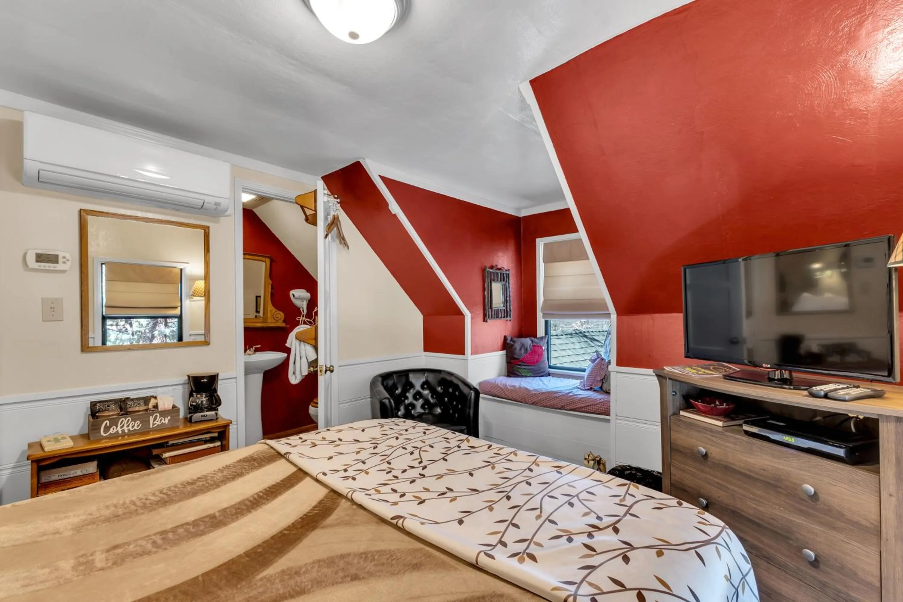 Bed in Idyllwild Inn