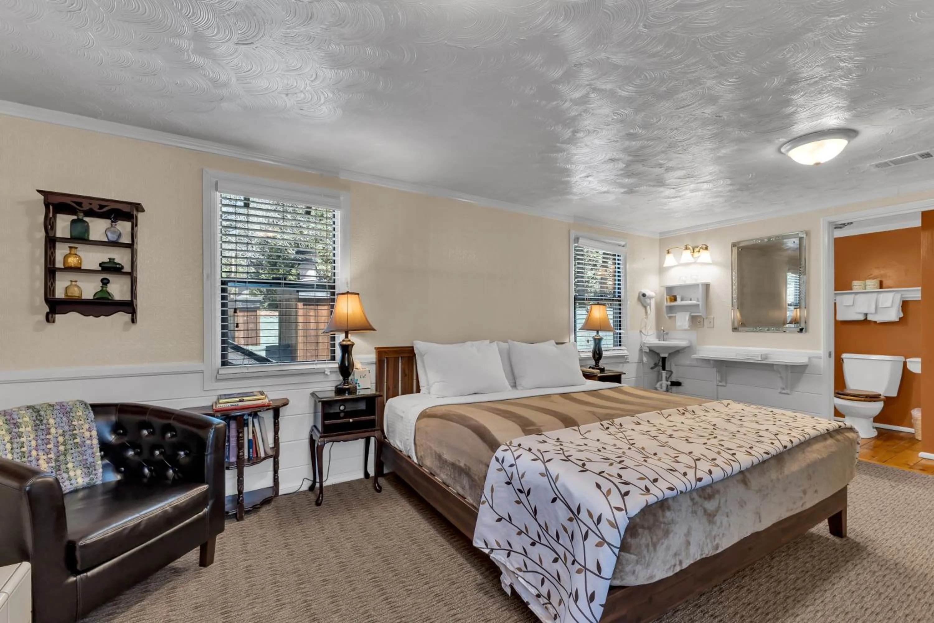 Bed in Idyllwild Inn