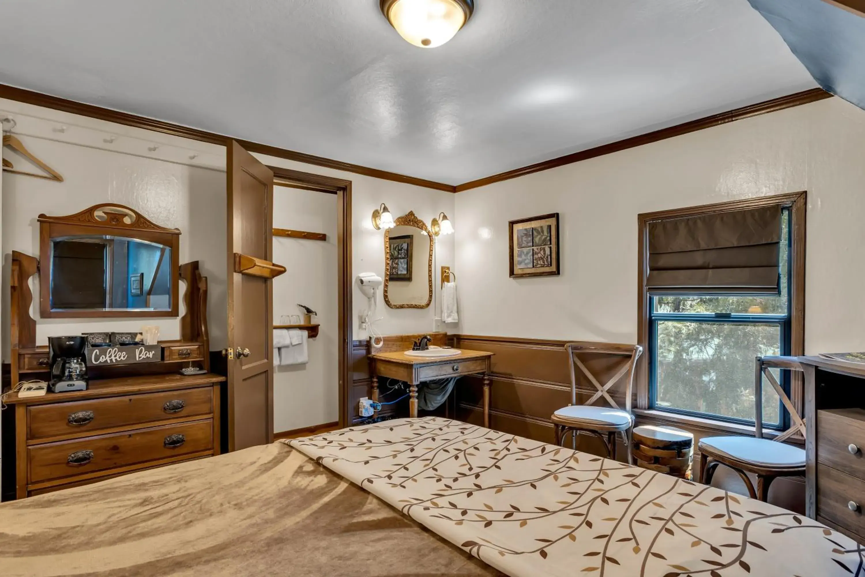Standard Queen Room in Idyllwild Inn Standard Queen Room in Idyllwild Inn