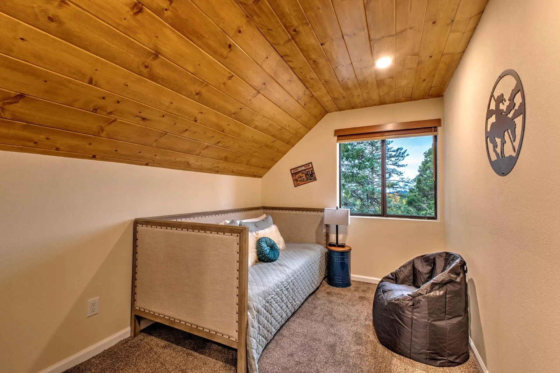 Bedroom in Idyllwild Inn