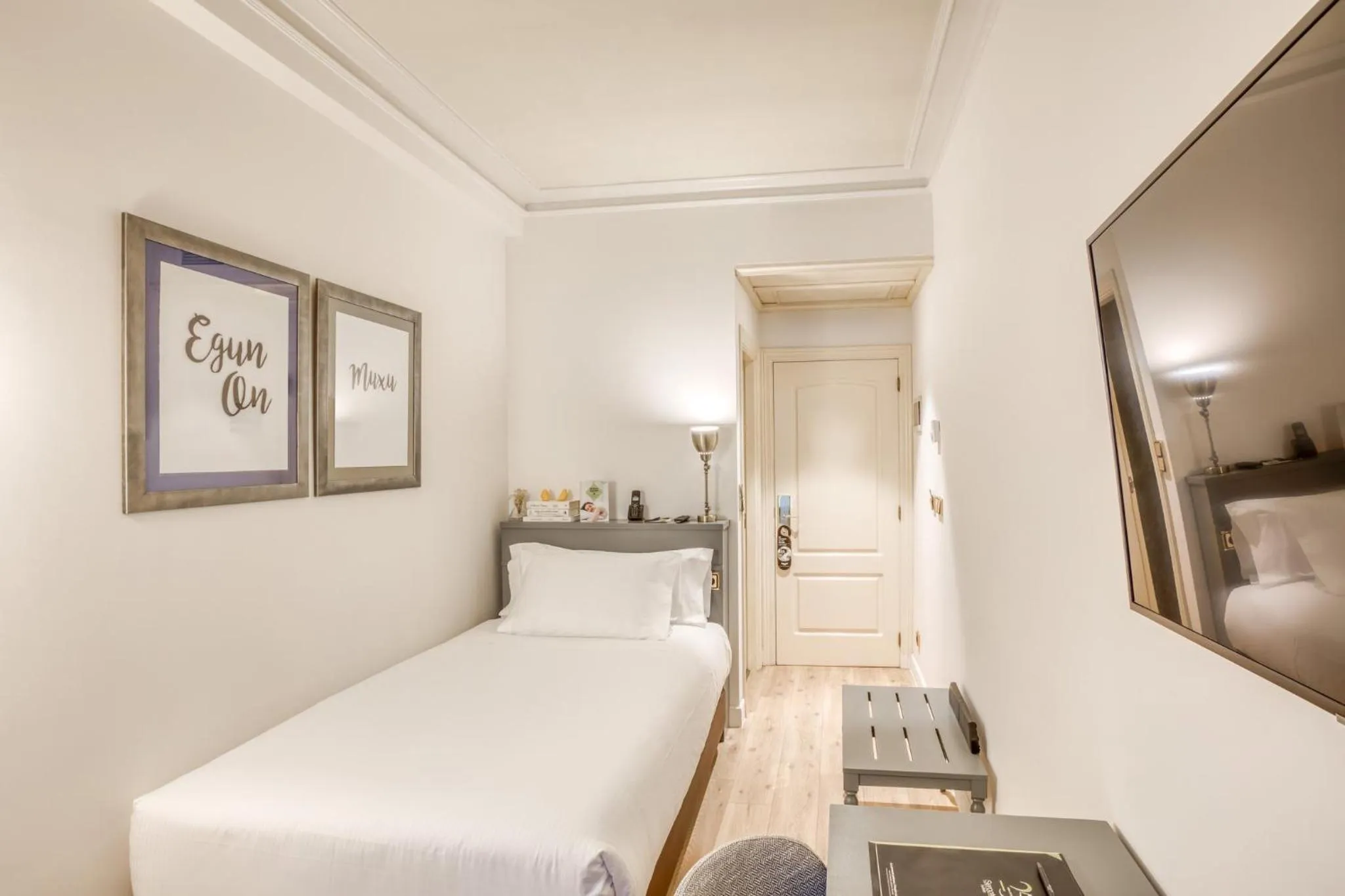 Photo of the whole room, Bed in Sercotel Arenal Bilbao