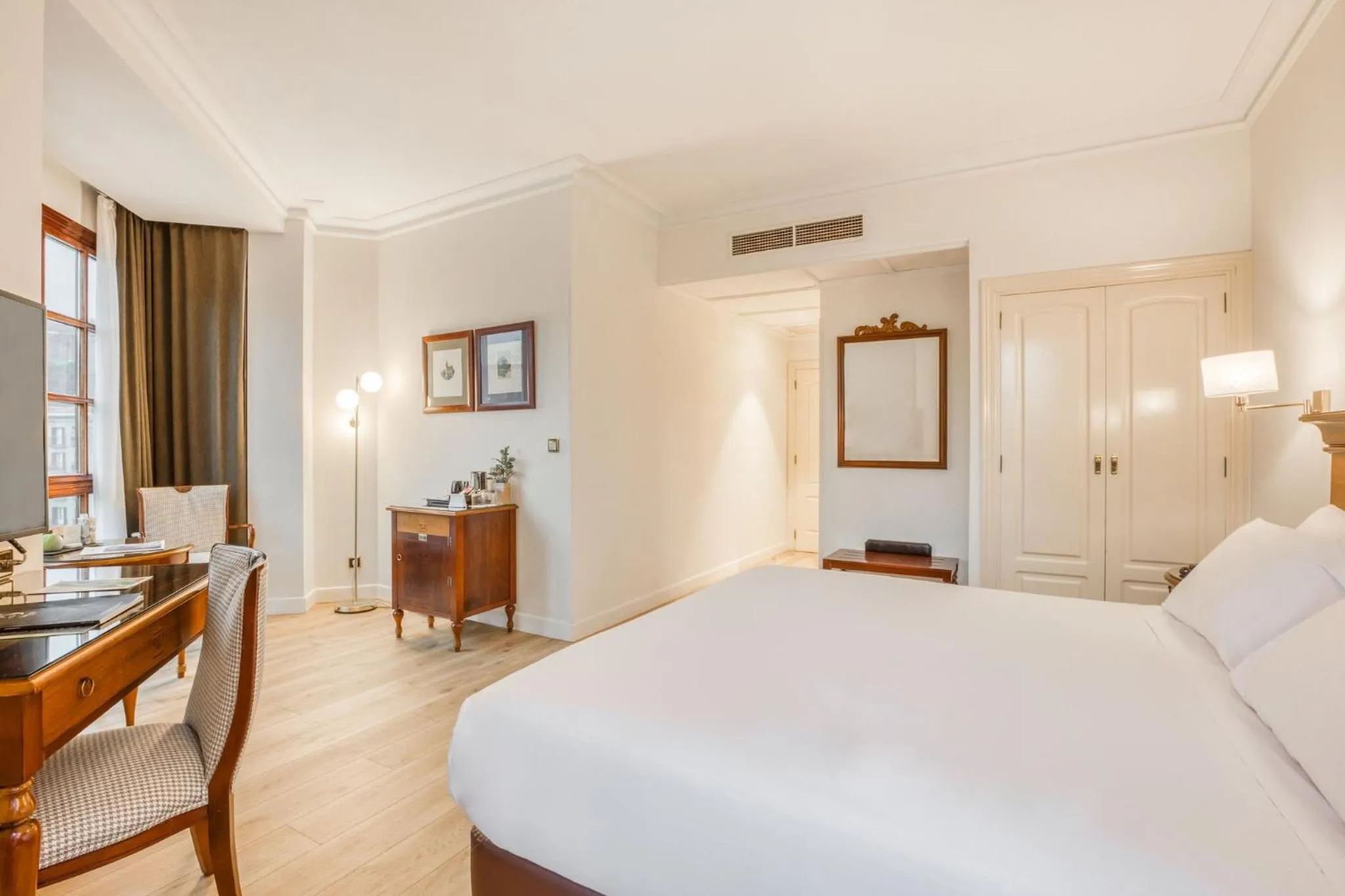 Photo of the whole room, Bed in Sercotel Arenal Bilbao