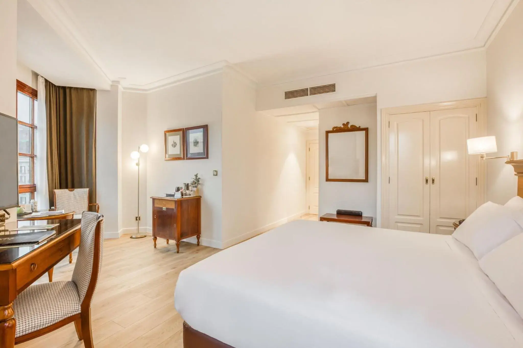 Photo of the whole room, Bed in Sercotel Arenal Bilbao Photo of the whole room, Bed in Sercotel Arenal Bilbao