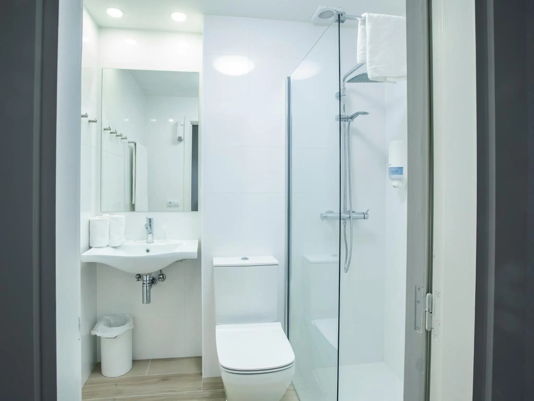 Shower in Hotel Burlada