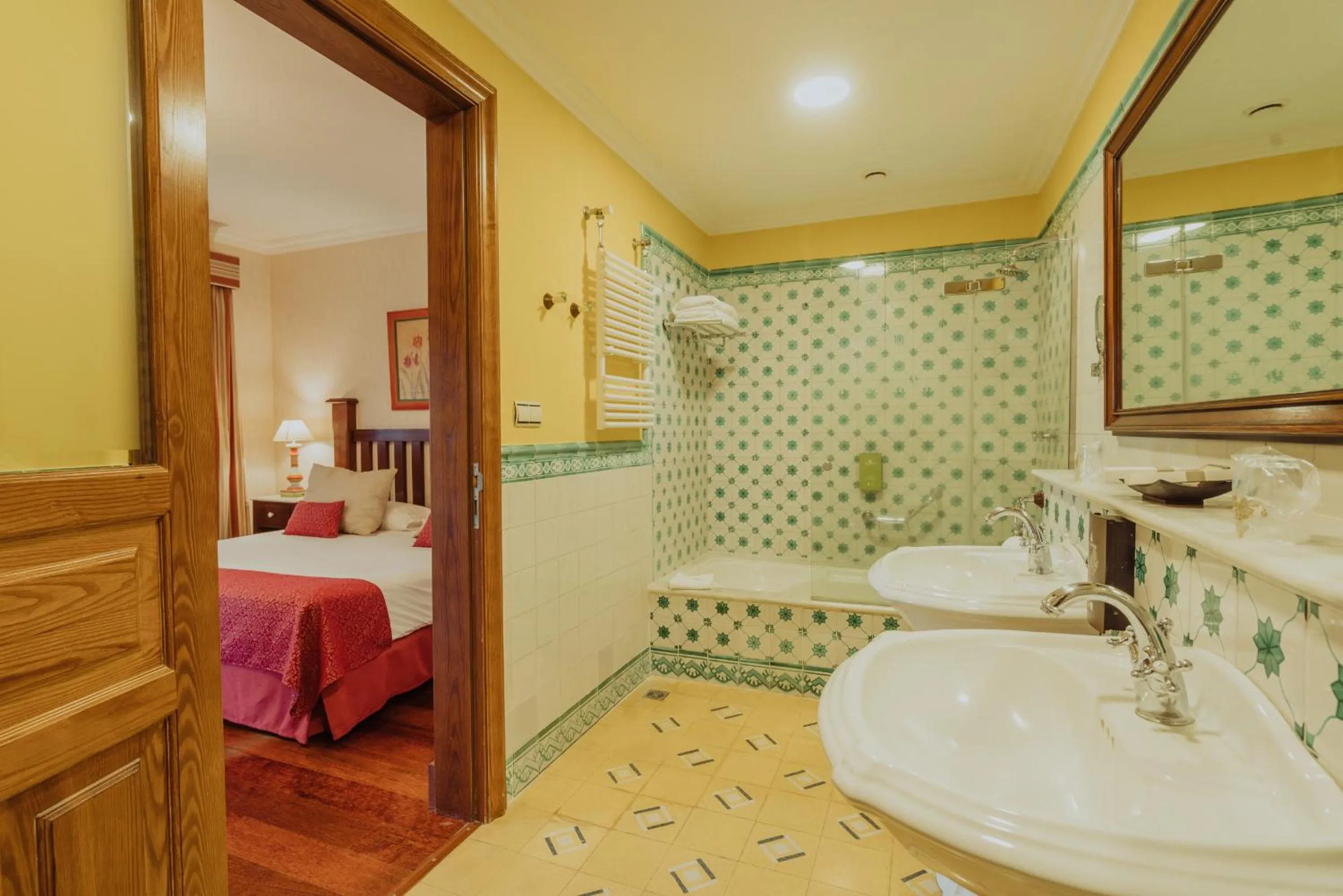 Bathroom, Bed in Hotel Spa Villalba