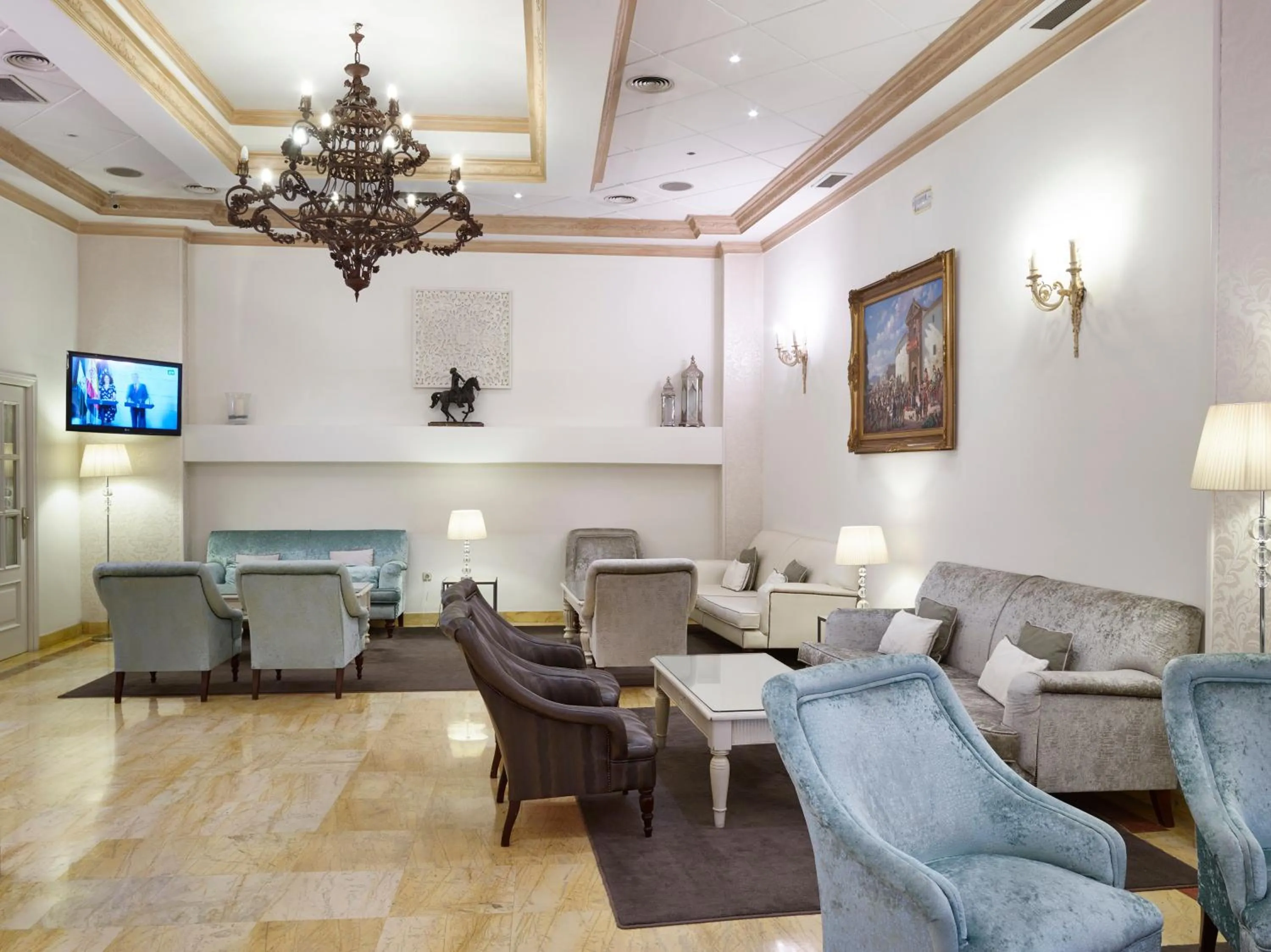 Communal lounge/ TV room in Hotel Maestranza
