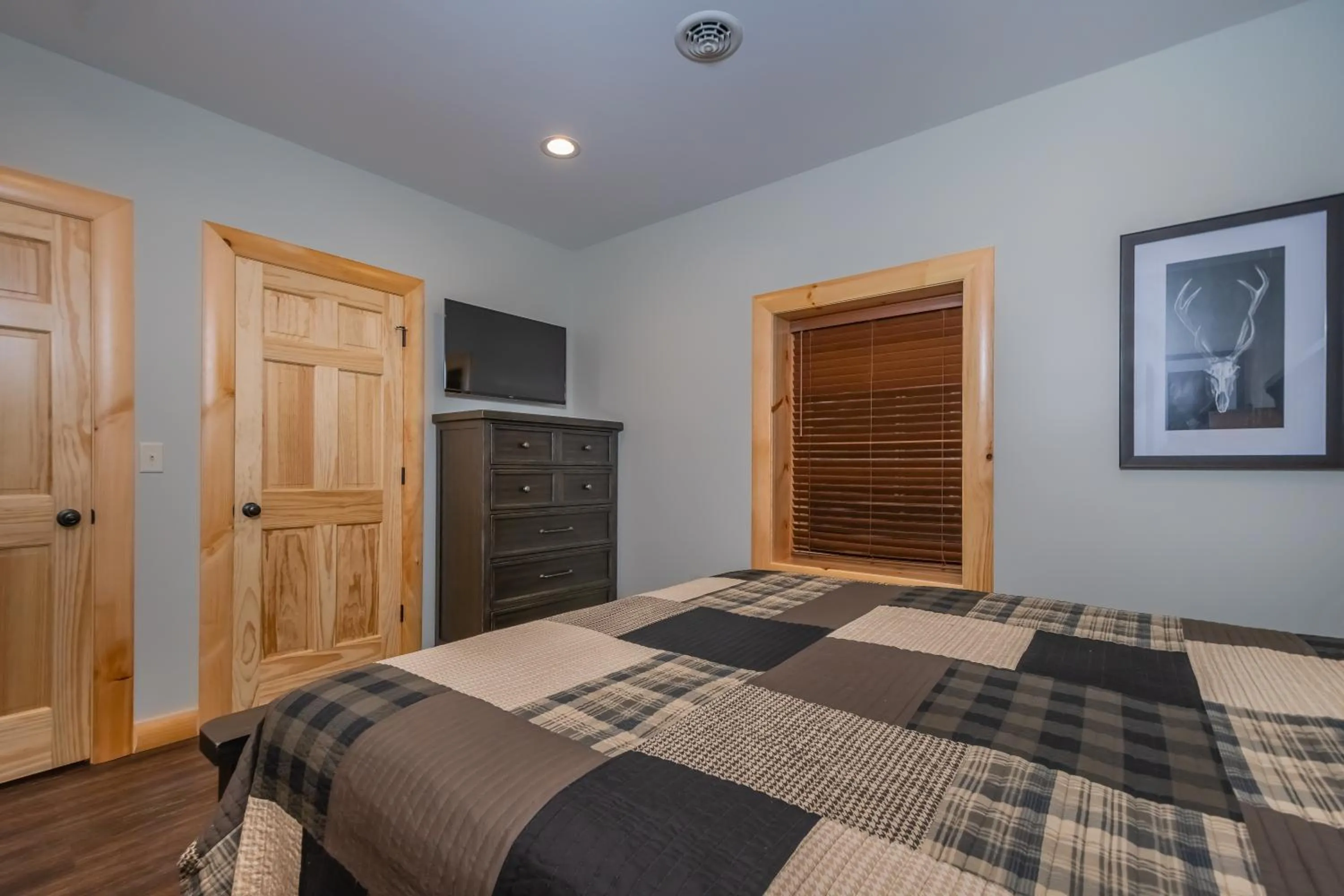 Property building, Bed in CJs Mountain Lodge