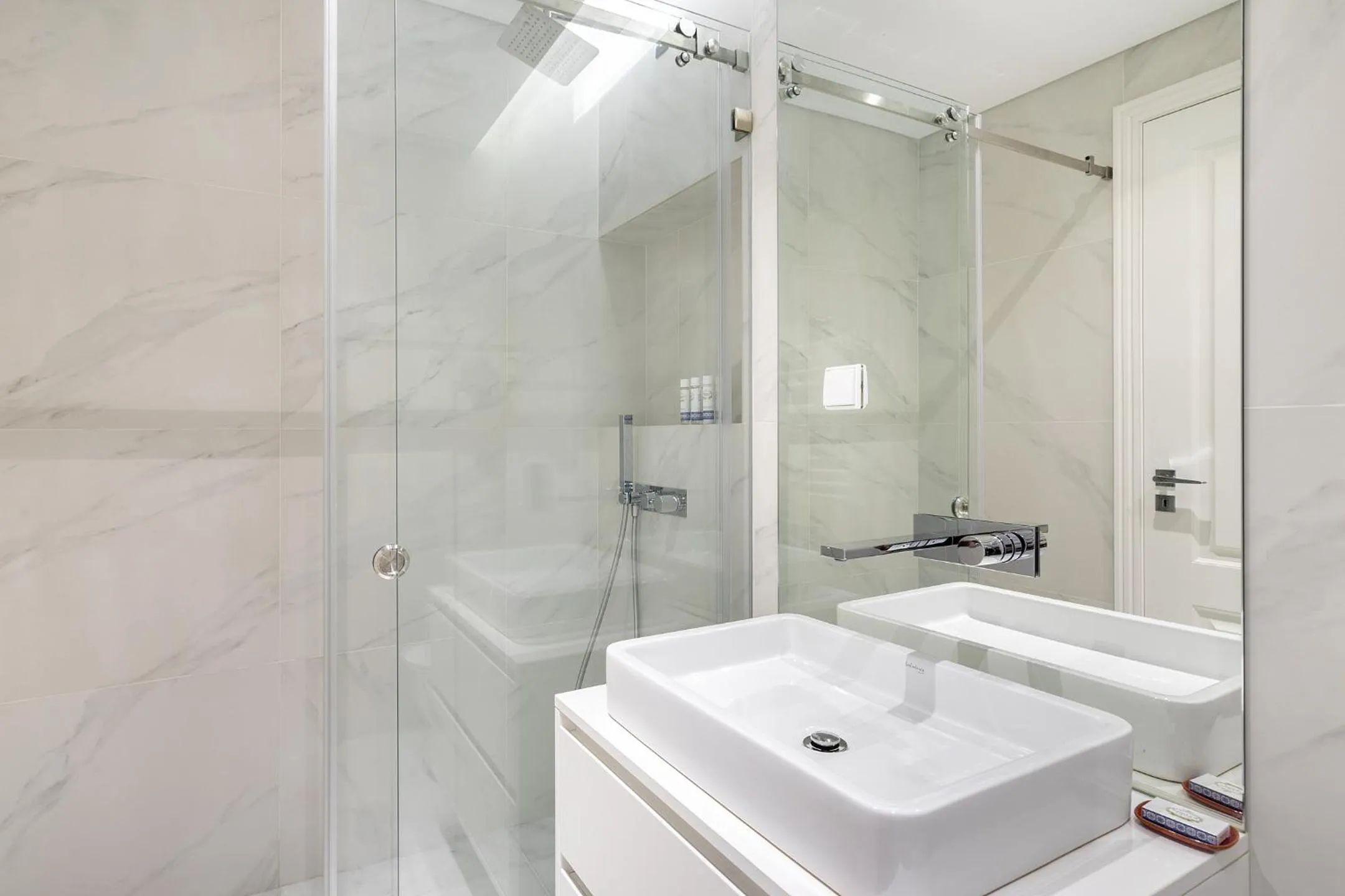 Shower in Les Deux Mariettes Apartments & Suites