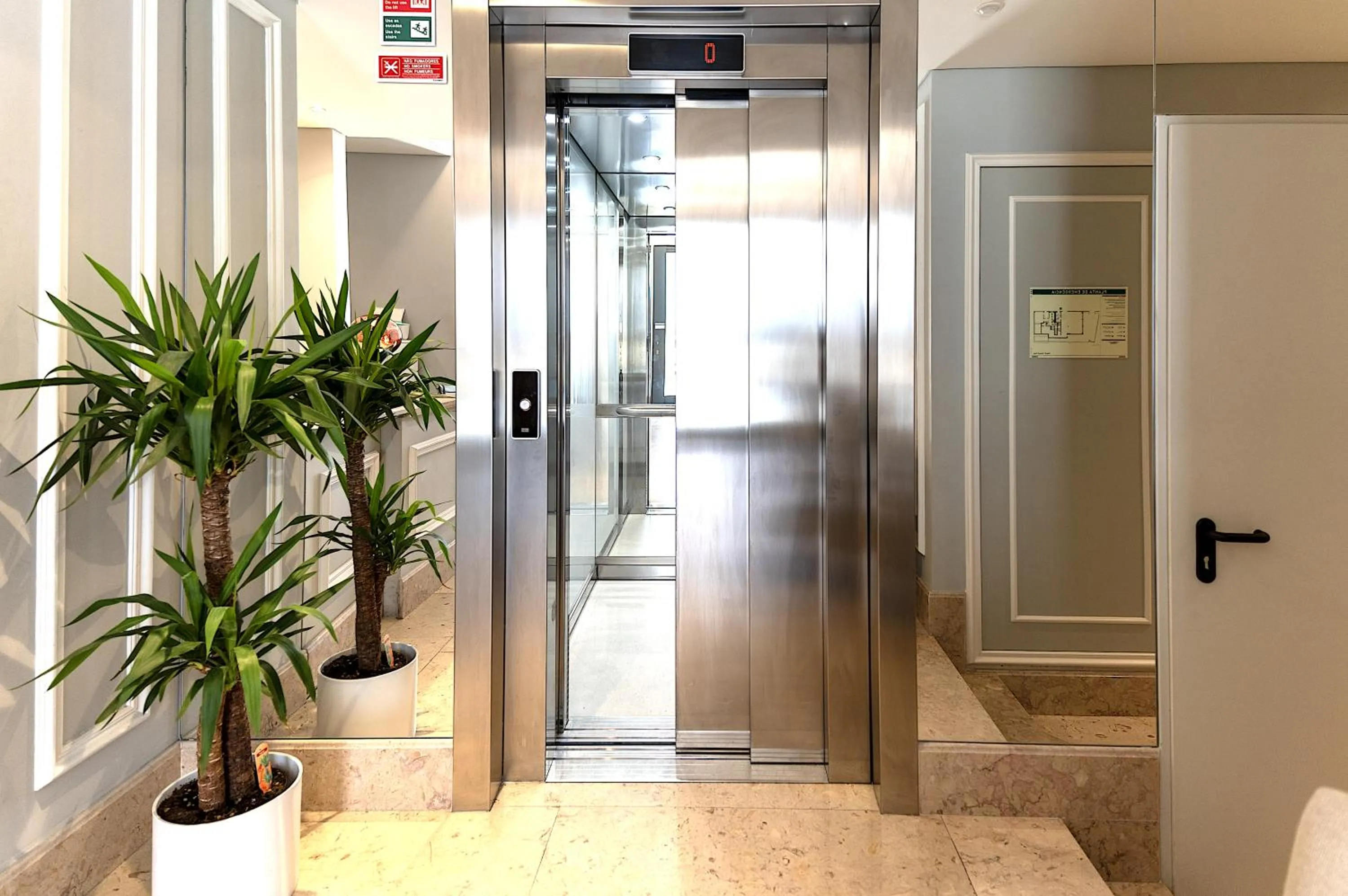 Lobby or reception in Les Deux Mariettes Apartments & Suites