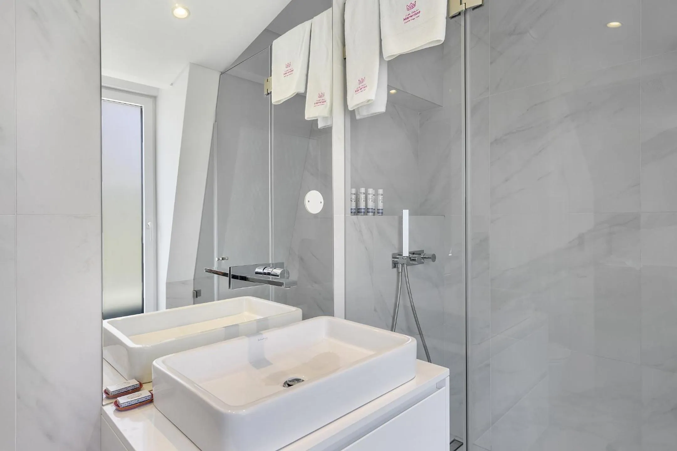 Bathroom in Les Deux Mariettes Apartments & Suites