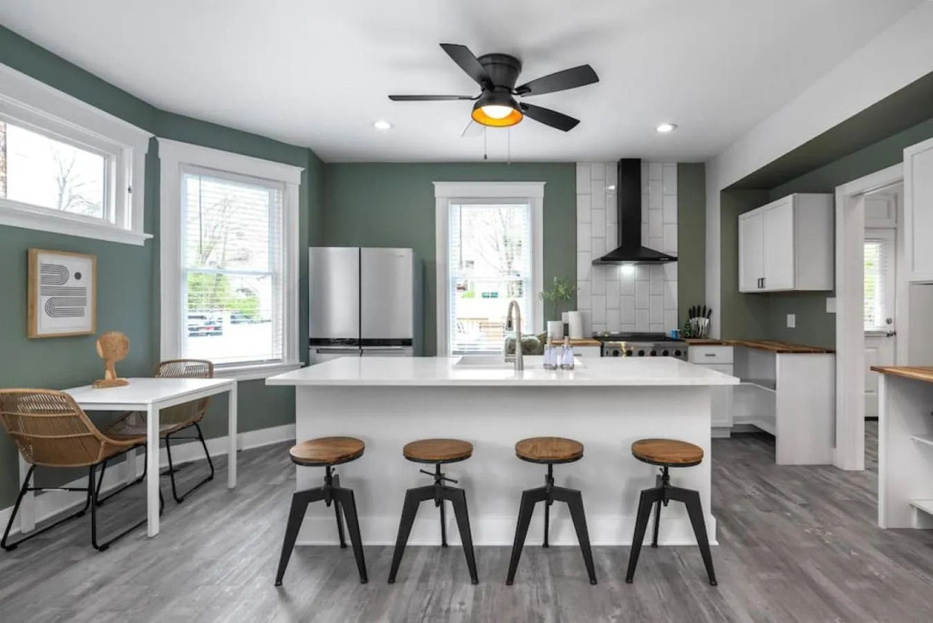 Deluxe 4-Bedroom w Huge Deck 3-Min to Downtown