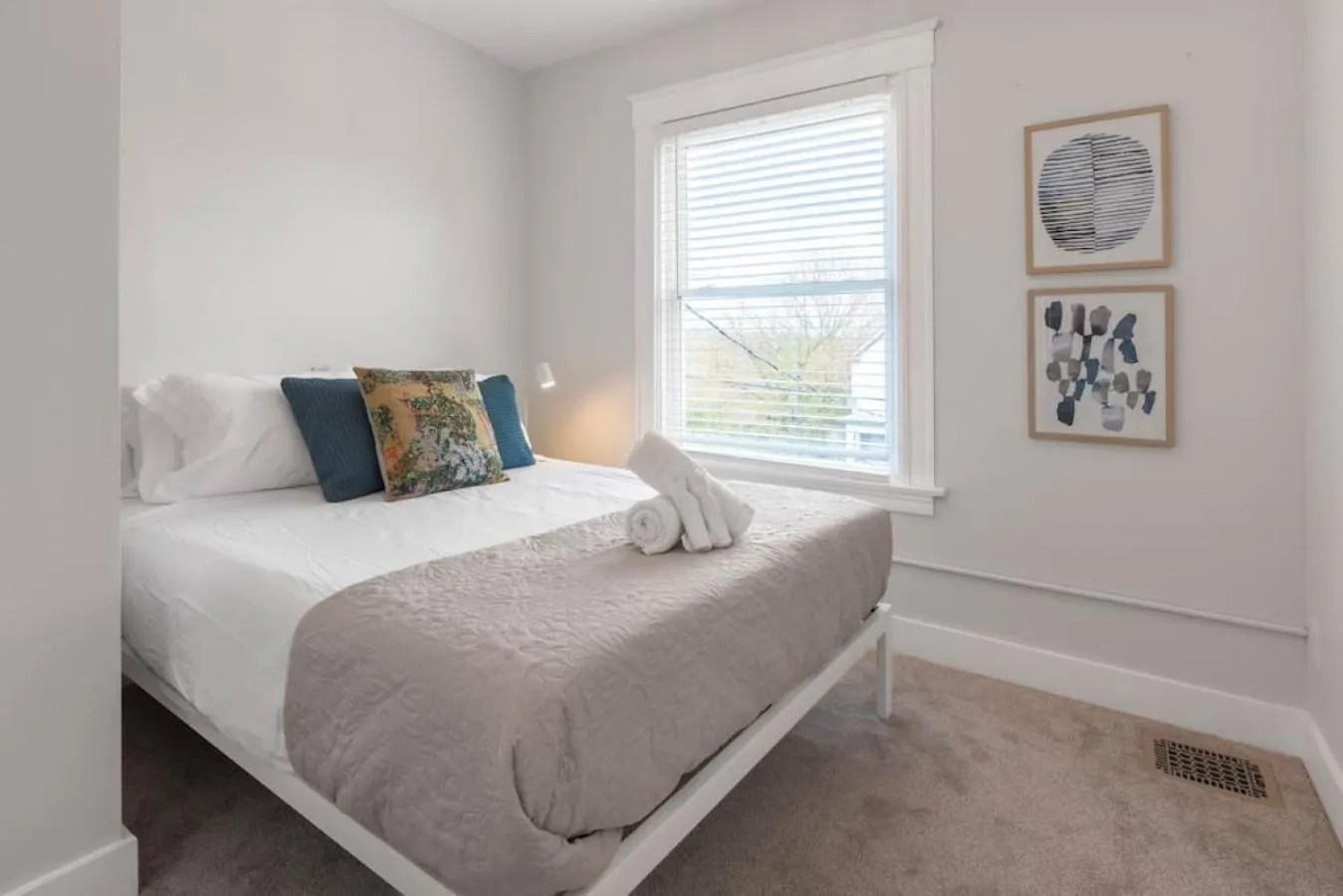 Bedroom, Bed in Deluxe 4-Bedroom w Huge Deck 3-Min to Downtown