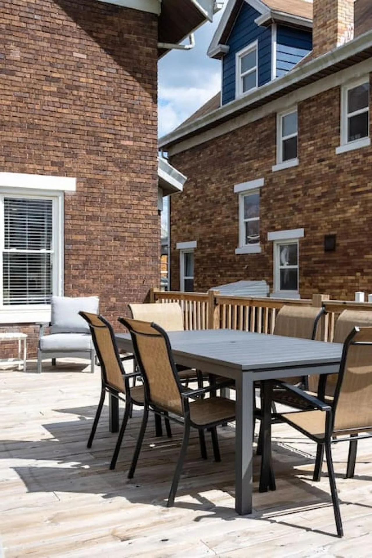 Patio in Deluxe 4-Bedroom w Huge Deck 3-Min to Downtown