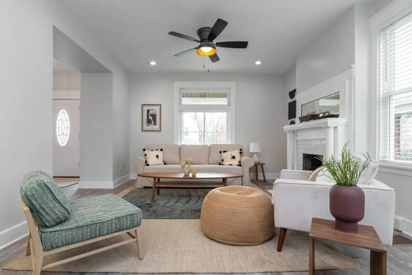 Living room in Deluxe 4-Bedroom w Huge Deck 3-Min to Downtown