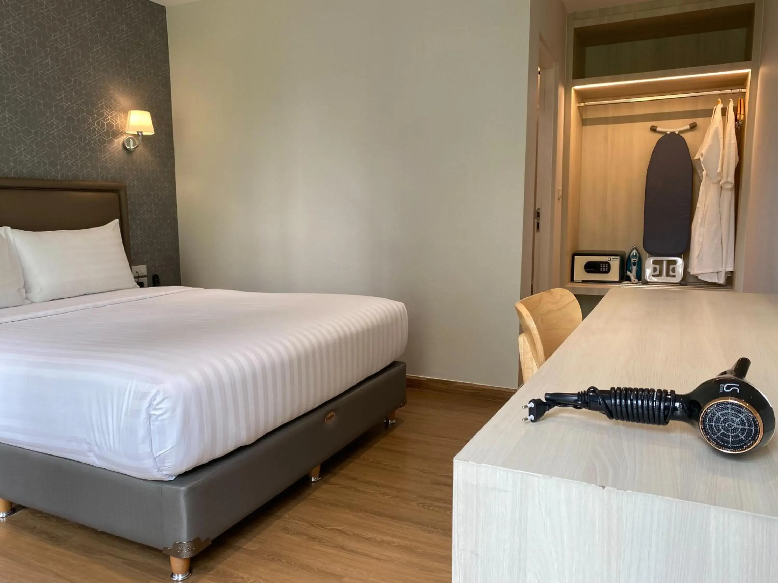 Bed in Lucky Hotel Bangkok Bed in Lucky Hotel Bangkok