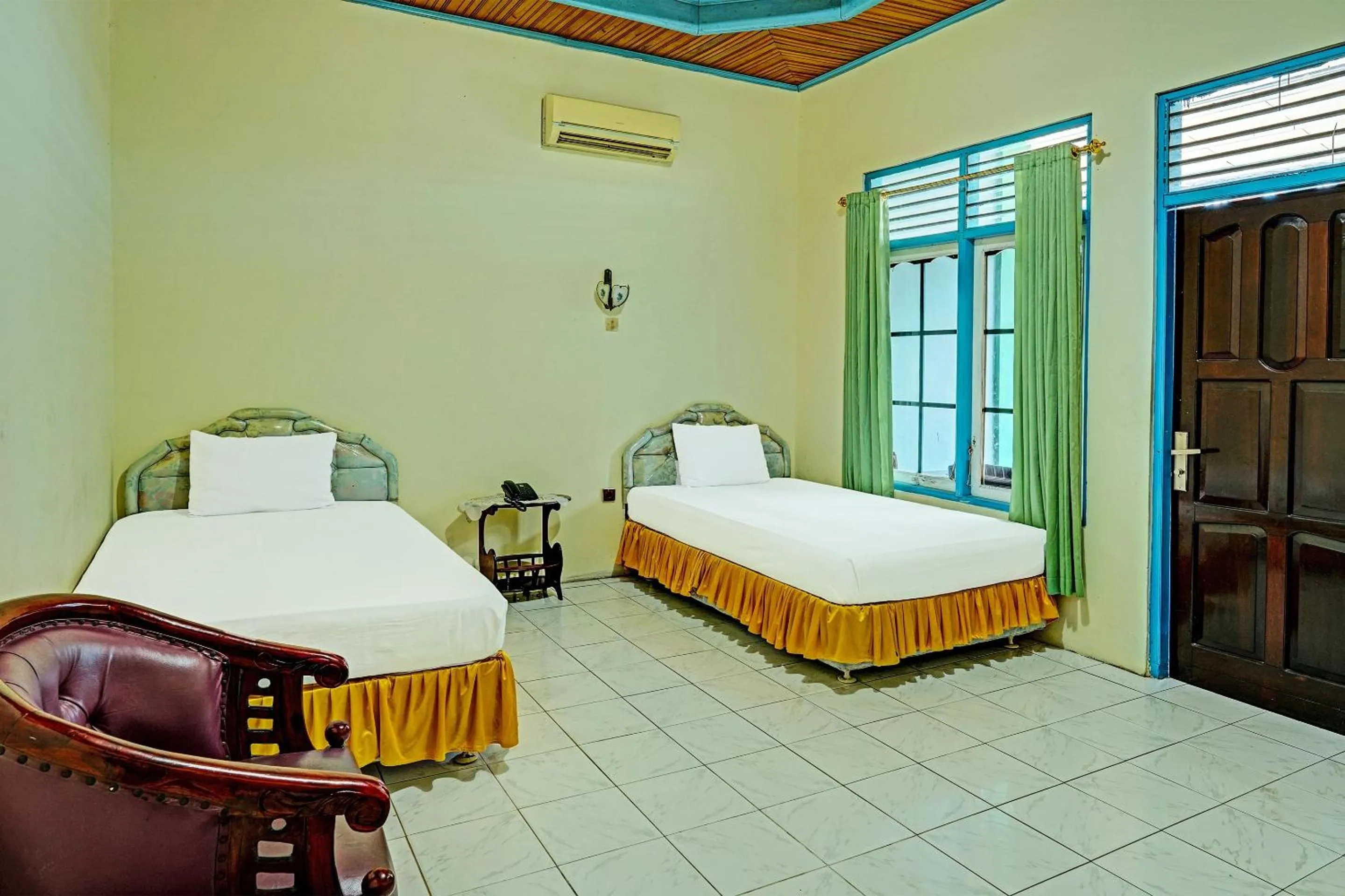 Bedroom in Capital O 91806 Hotel Batu Suli