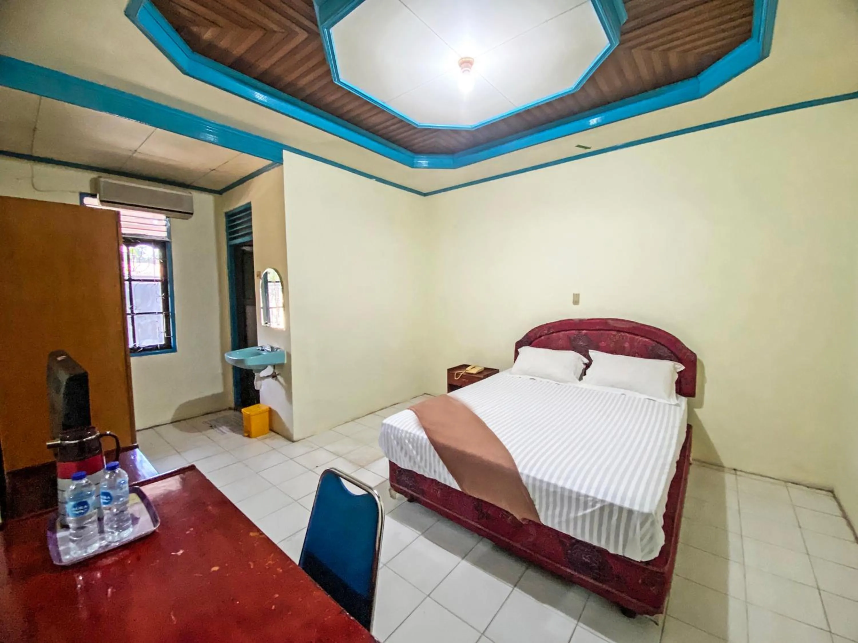 Standard Double Room in Capital O 91806 Hotel Batu Suli