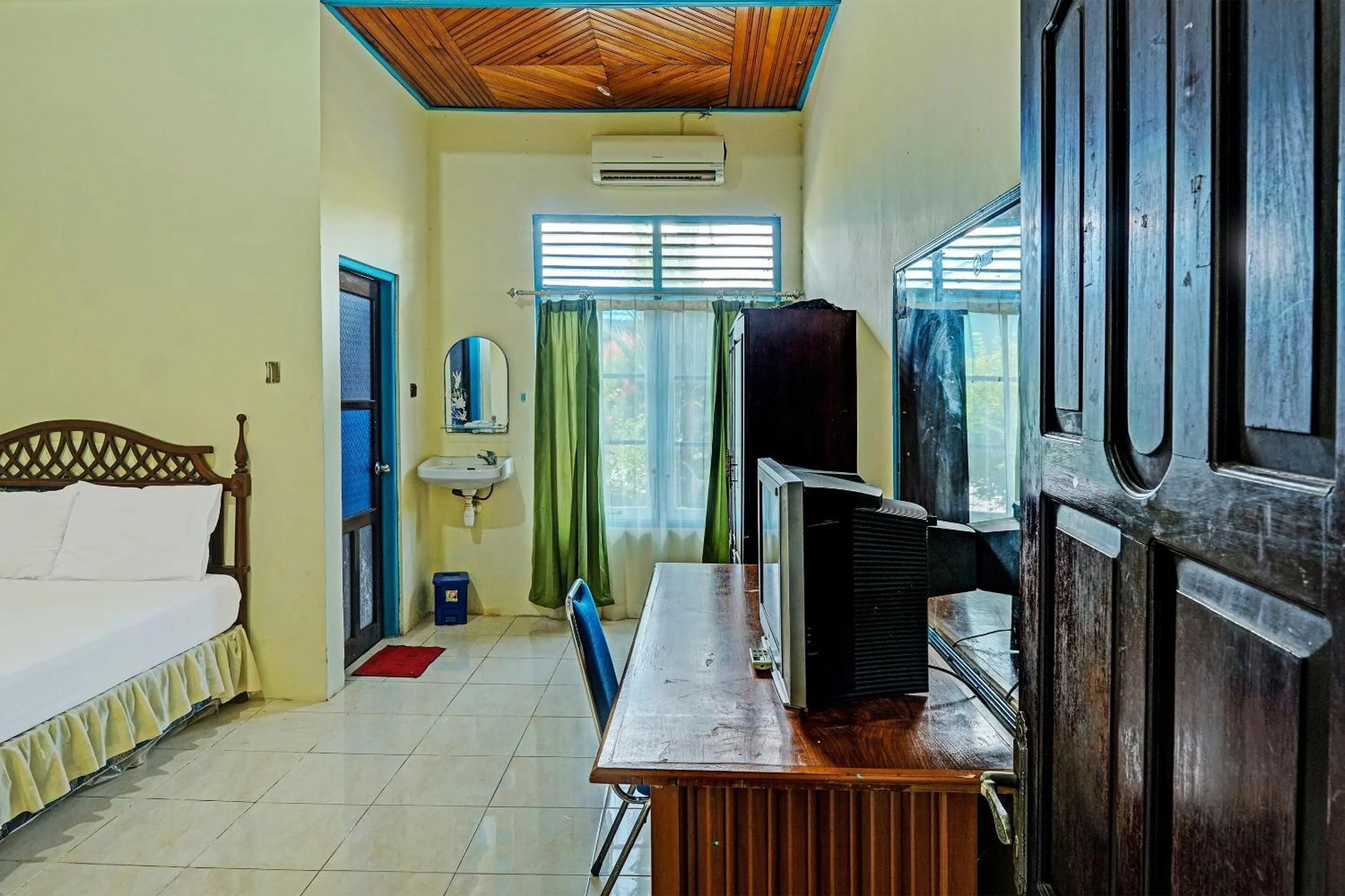 Bedroom in Capital O 91806 Hotel Batu Suli
