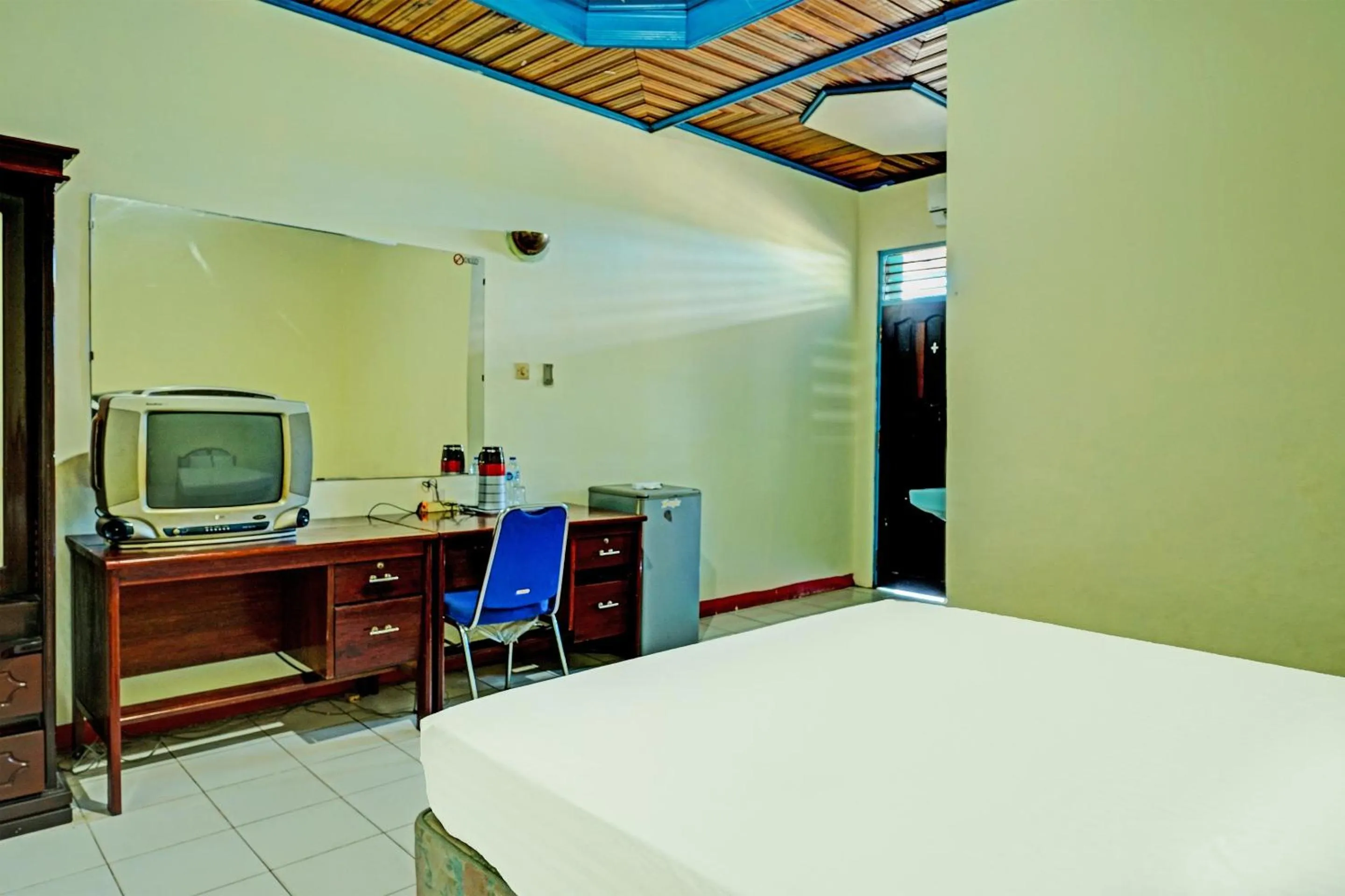 Bedroom in Capital O 91806 Hotel Batu Suli