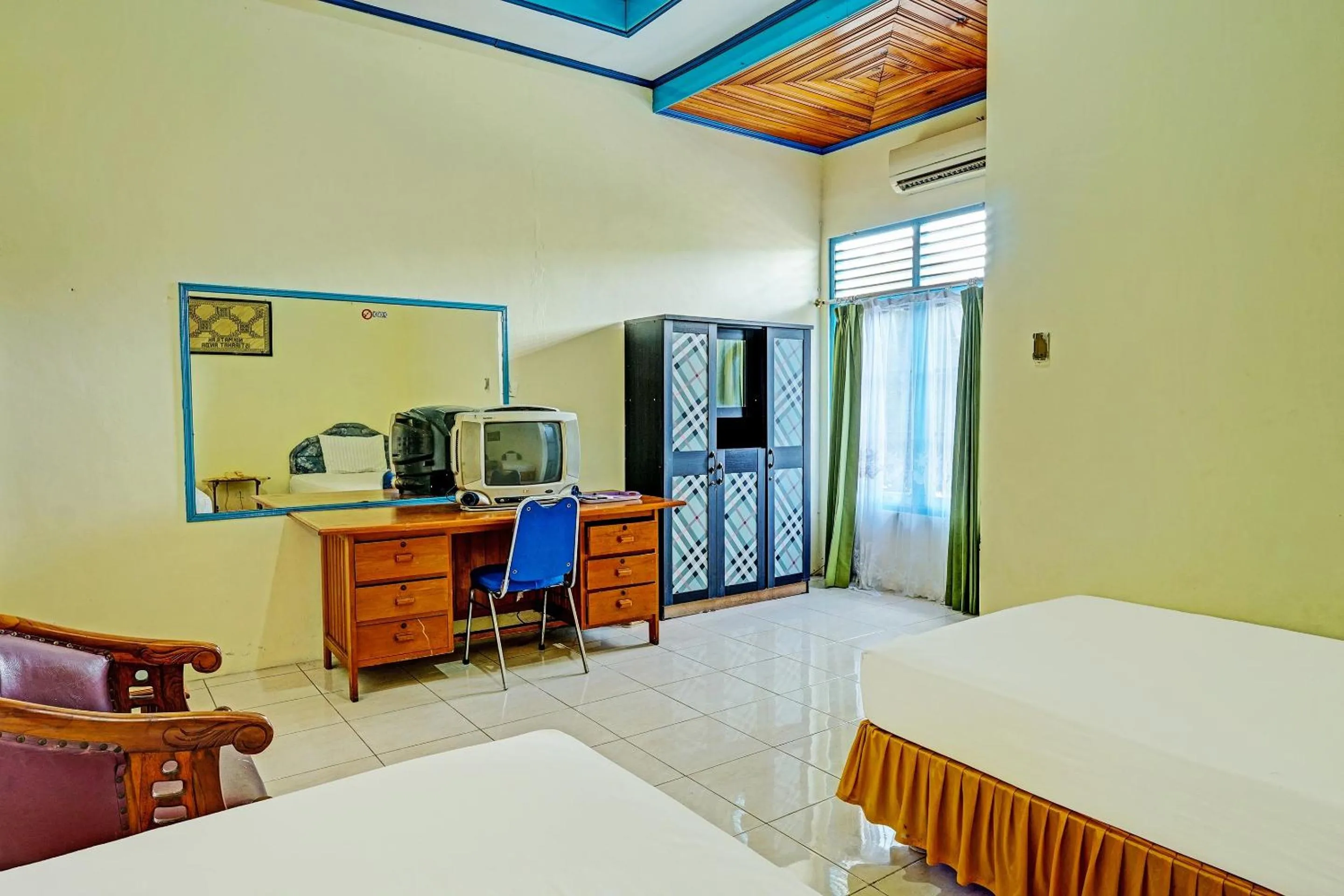 Bedroom in Capital O 91806 Hotel Batu Suli