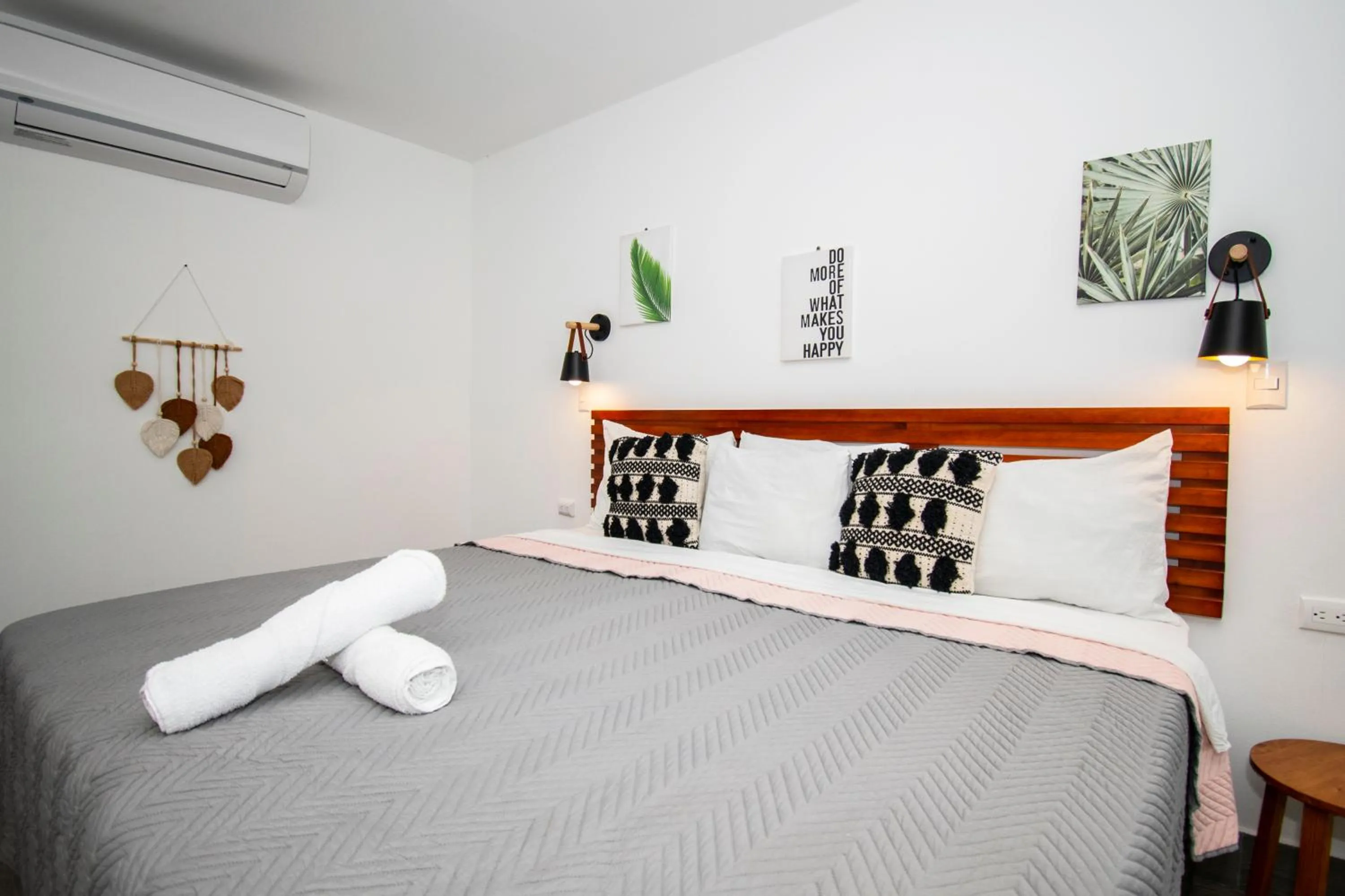 Property building, Bed in Yuli Hotel