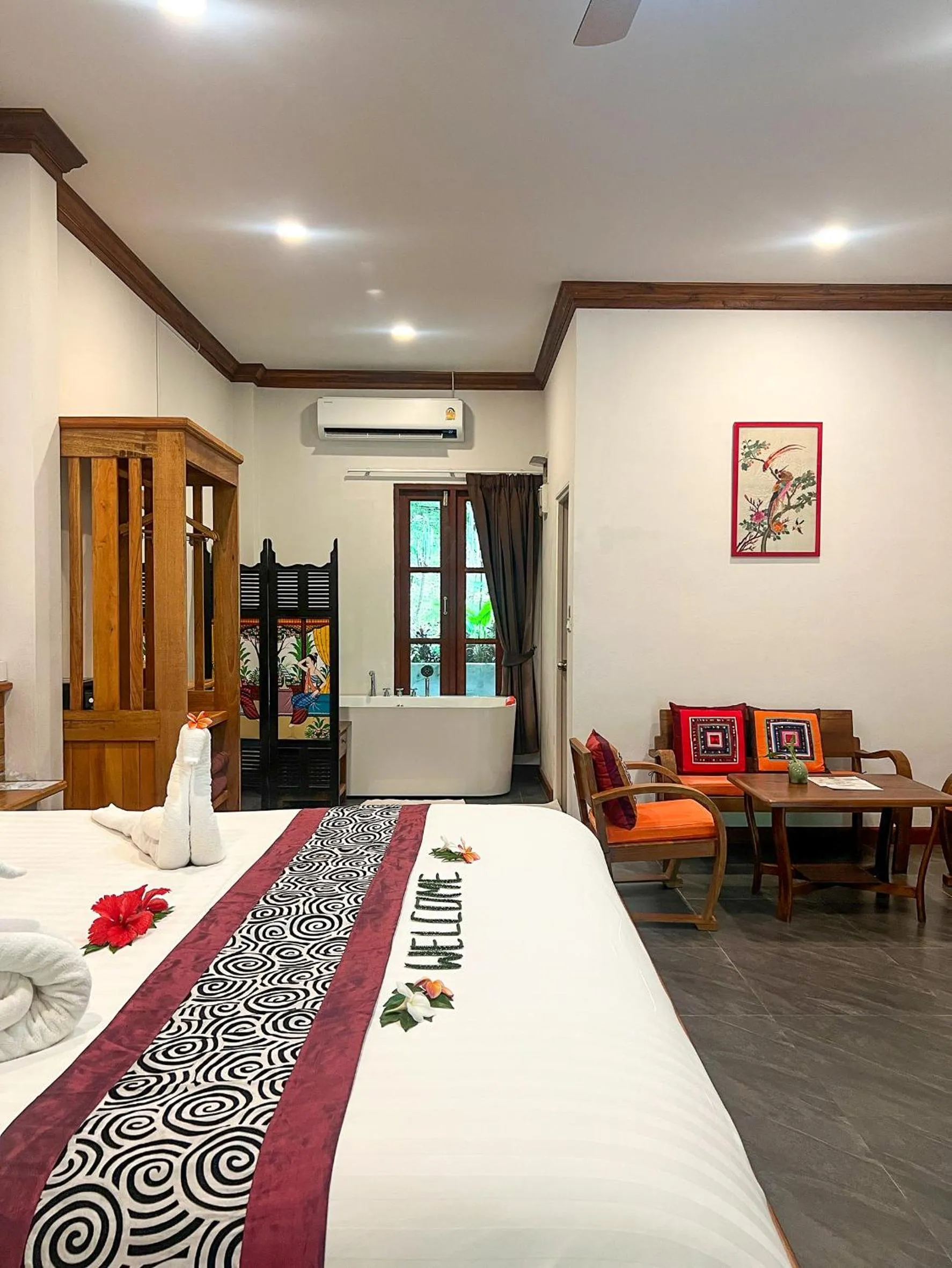 Seating area, Bed in Cascade Tara