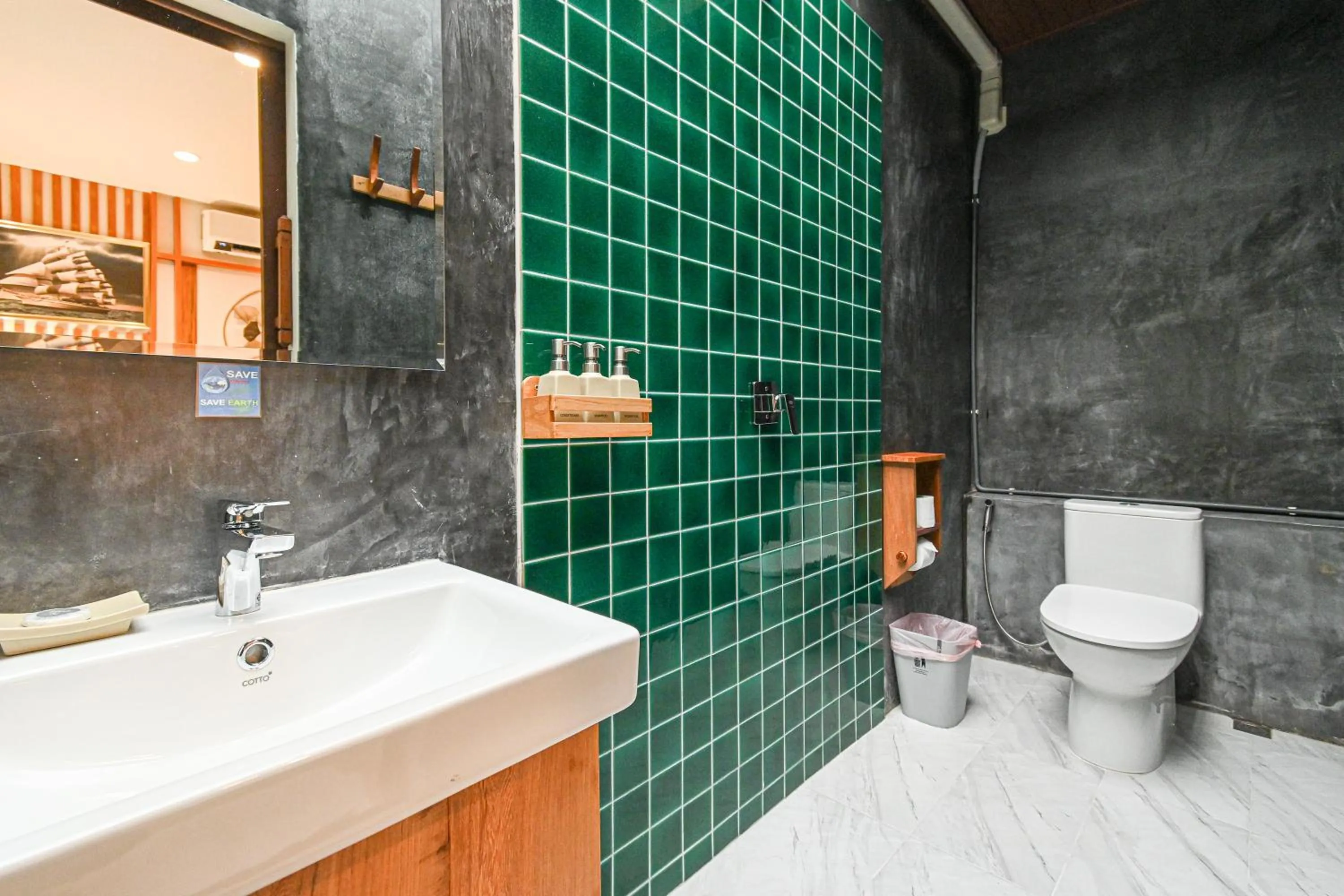 Toilet in Cascade Tara