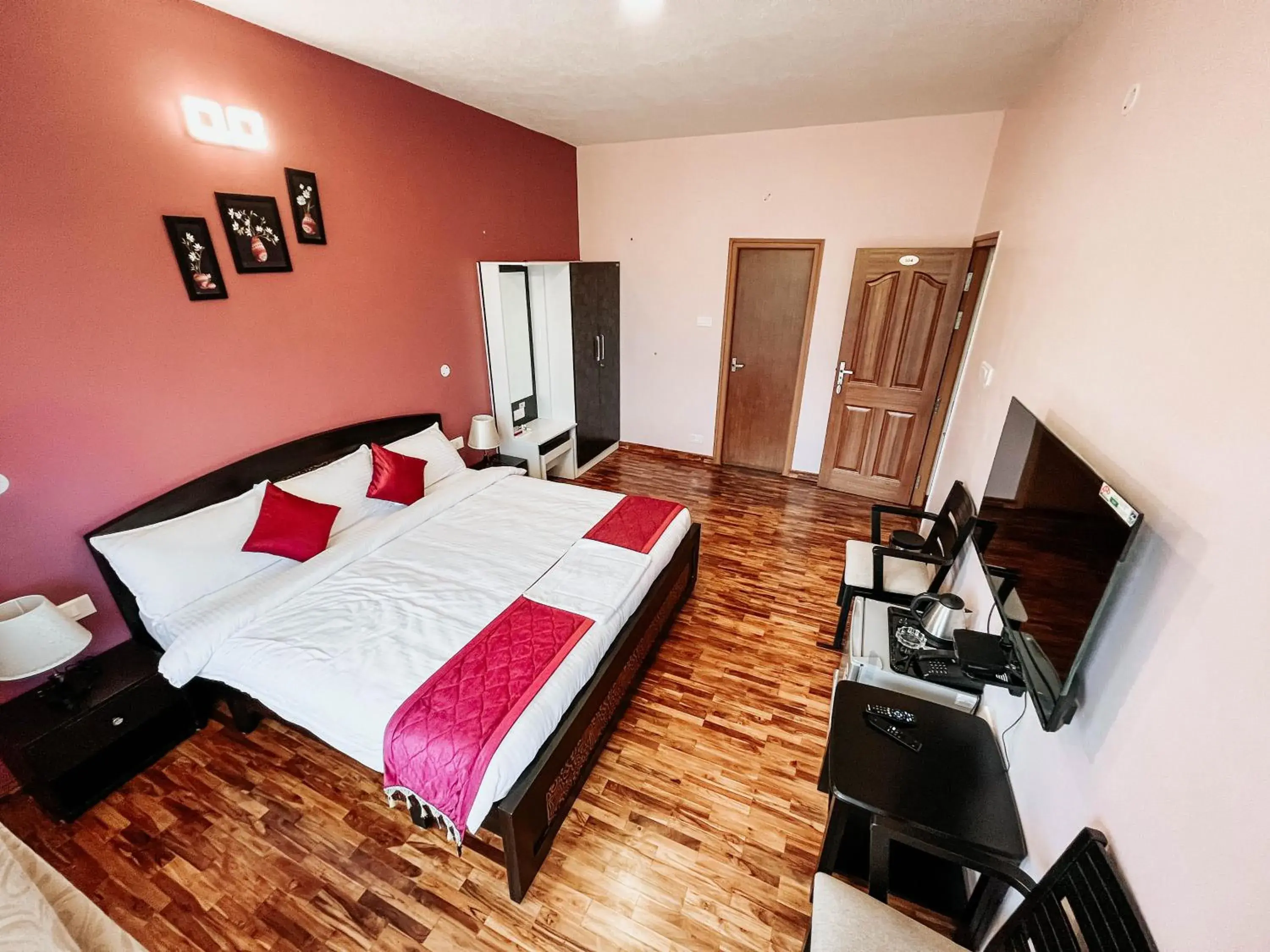 Deluxe King Room in PURPLE ORCHID BY XACRO XPERIENCES Deluxe King Room in PURPLE ORCHID BY XACRO XPERIENCES